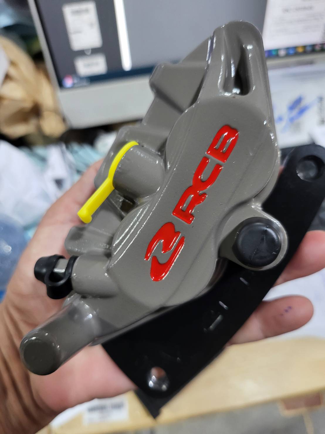 ปั้มล่าง RACINGBOY ขาจับ ใส่จานเดิม GIORNO+รุ่น ABS CLICK 125-150 160ตัวไม่มีABS ราคา1300 มีสีแดง เงิน เทา ดำ