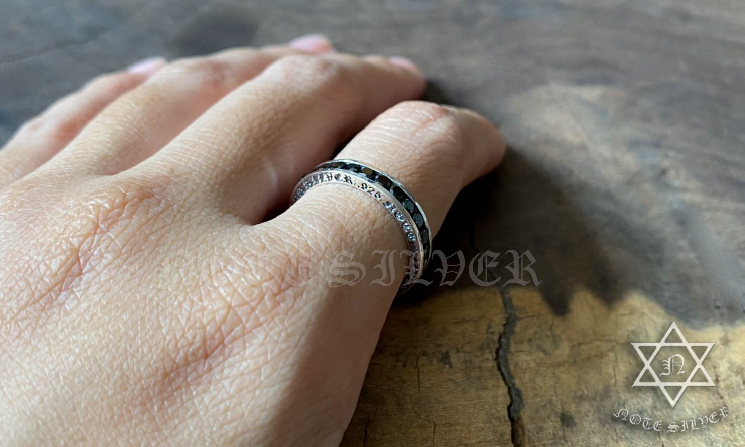 แหวนเงินแท้ นิล 2.2mm รอบวง ทรงกลม รมดำ เน้นอักษรชัดๆ Sterling Silver 925 NSRG2528