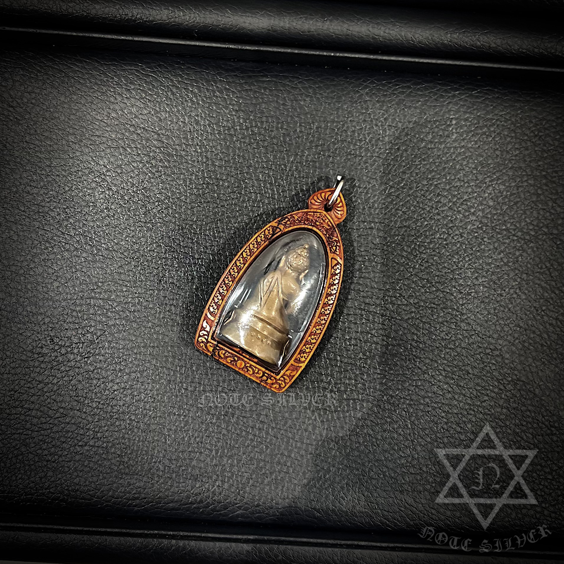 กรอบพระ ไม้มงคล เลี่ยมพลาสติกกันน้ำ NSBD3480