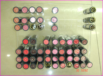 เทสเตอร์วางลิปสติก สามารถปรับเปลี่ยนรูปแบบได้หลากหลาย ช่วยให้ลูกค้าหยิบซื้อได้ง่ายขึ้น