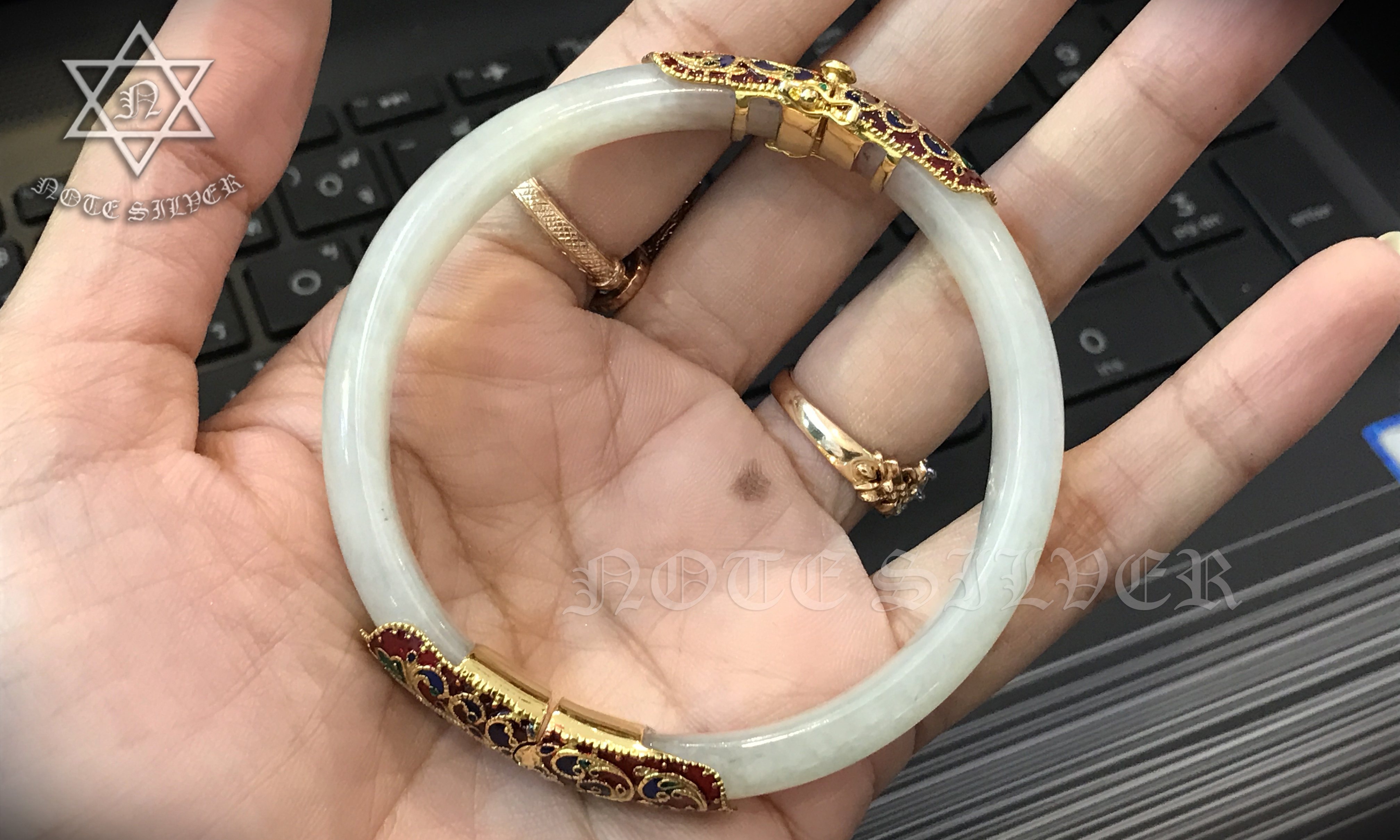 กำไลงาช้าง หุ้มด้วยทองแท้ และลงยา ทรงบานพับ และมีเซฟล็อค 9k GOLD NSYG1410