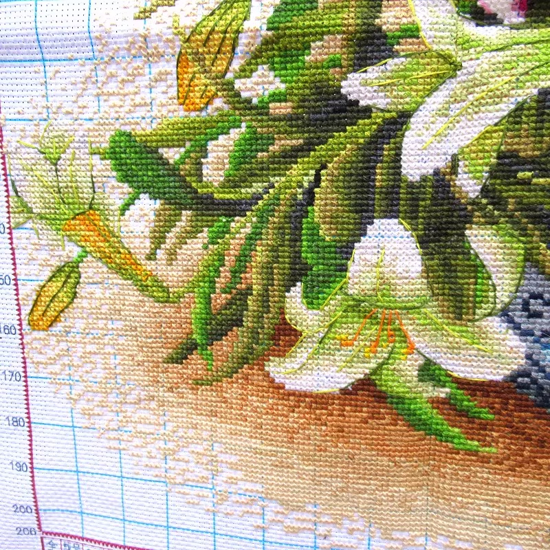 lily-1100 *สินค้าหมด* ชุดปักครอสติช ลายแจกันดอกลิลลี่ (ผ้า11CTพิมพ์ลาย ปักครั้งละ 3 เส้นเล็ก) ขนาด 75*60 ซม.ผ้าครอสติช 11CT พิมพ์ลายปักบนผ้า+ไหมคอตตอน 50 สี+ผังลาย+เข็ม