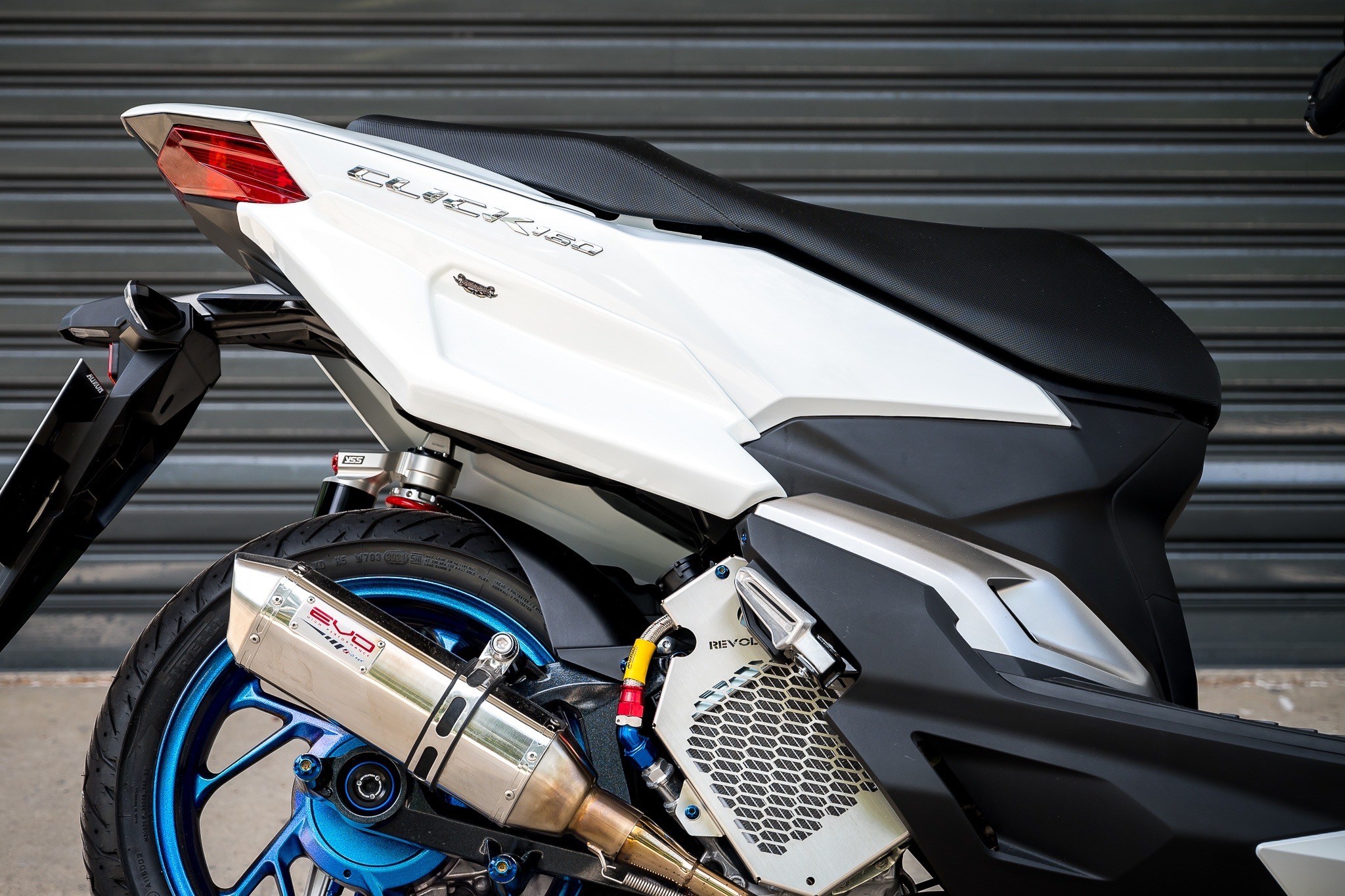 ชุดครอบท้ายแฟริ่ง Click160 1990฿ (ขาว ,ดำด้าน,แดง)