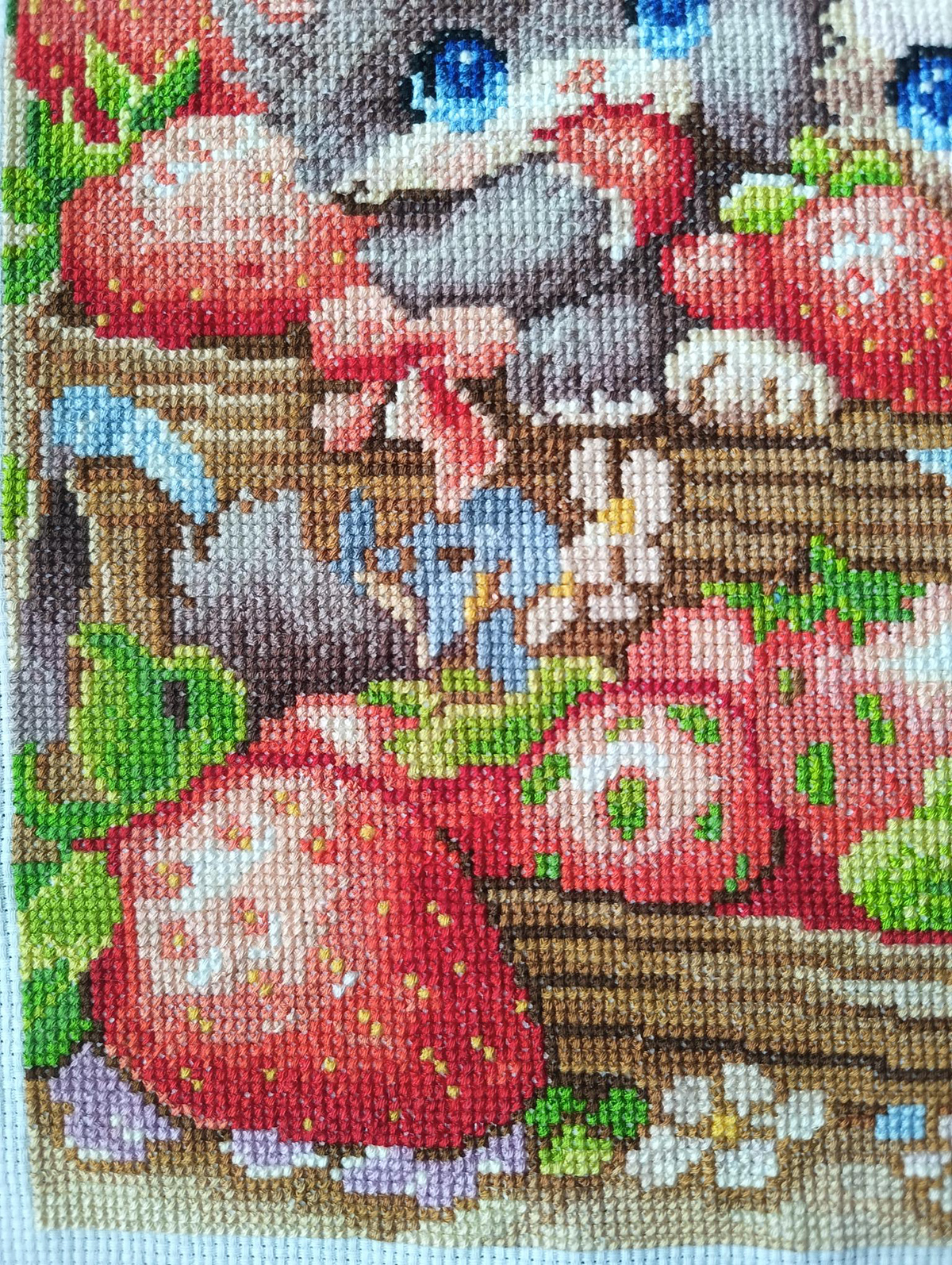 cat-1031 *สินค้าหมด* ชุดปักครอสติช ลายแมวน้อยในตะกร้าสตรอเบอรี่ (ปักเต็มผืนผ้า ไม่มีเดินเส้น ผ้า11CT พิมพ์ลาย ปัก 3 เส้นเล็ก) ขนาด 41*50 ซม.ผ้าครอสติช 11CTพิมพ์ลายปักบนผ้า ไหมคอตตอน 40 สี ผังลาย เข็ม