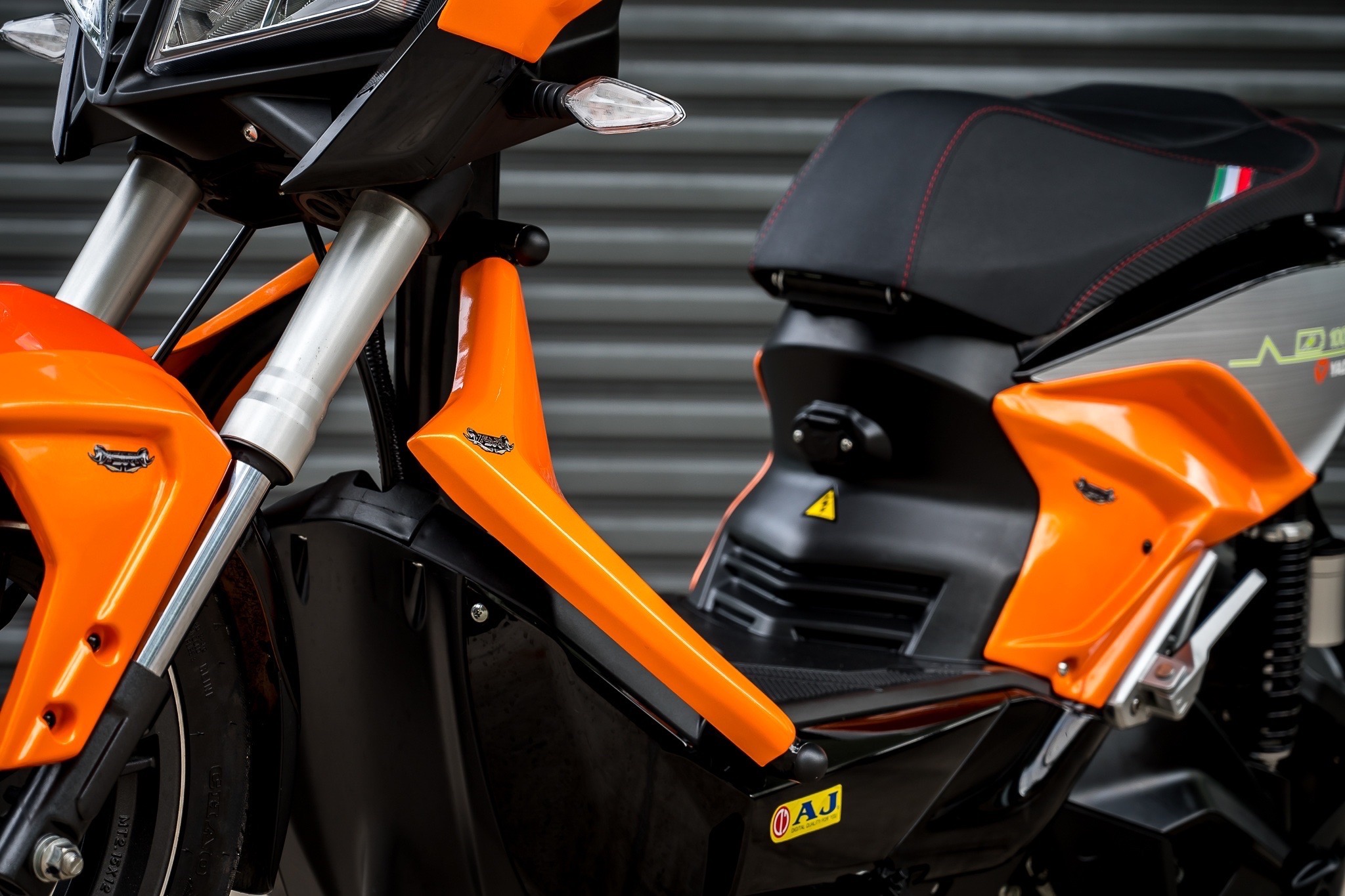 ชุดแต่งมอเตอร์ไซด์ไฟฟ้าAJ Z3 1.ชิวหน้า Windshield Z3 890฿ 2.ครอบ อกซ้าย/ขวา Front cover side fairing Z3 1700฿ 3.ครอบเฟรม Chassis cowl Z3 1350฿ 4.ครอบบังโคลนหน้า Front fender cover Z3 1400 5.ครอบแฟริ่งข้าง Under cover side fairing Z3 1400฿ 6.ครอบมือจับท้าย