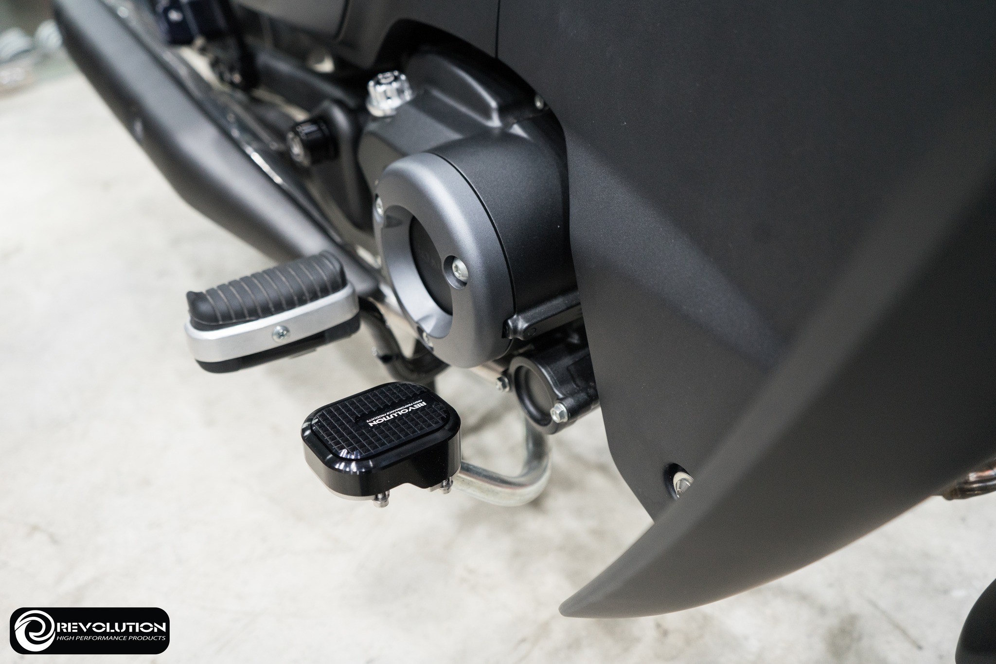 แป้นเหยียบคันเบรคหลัง CNC REVOLUTION C-125 SuperCub - เงิน - แดง - ดำ - น้ำเงิน ราคา 960 บาท/ชุด