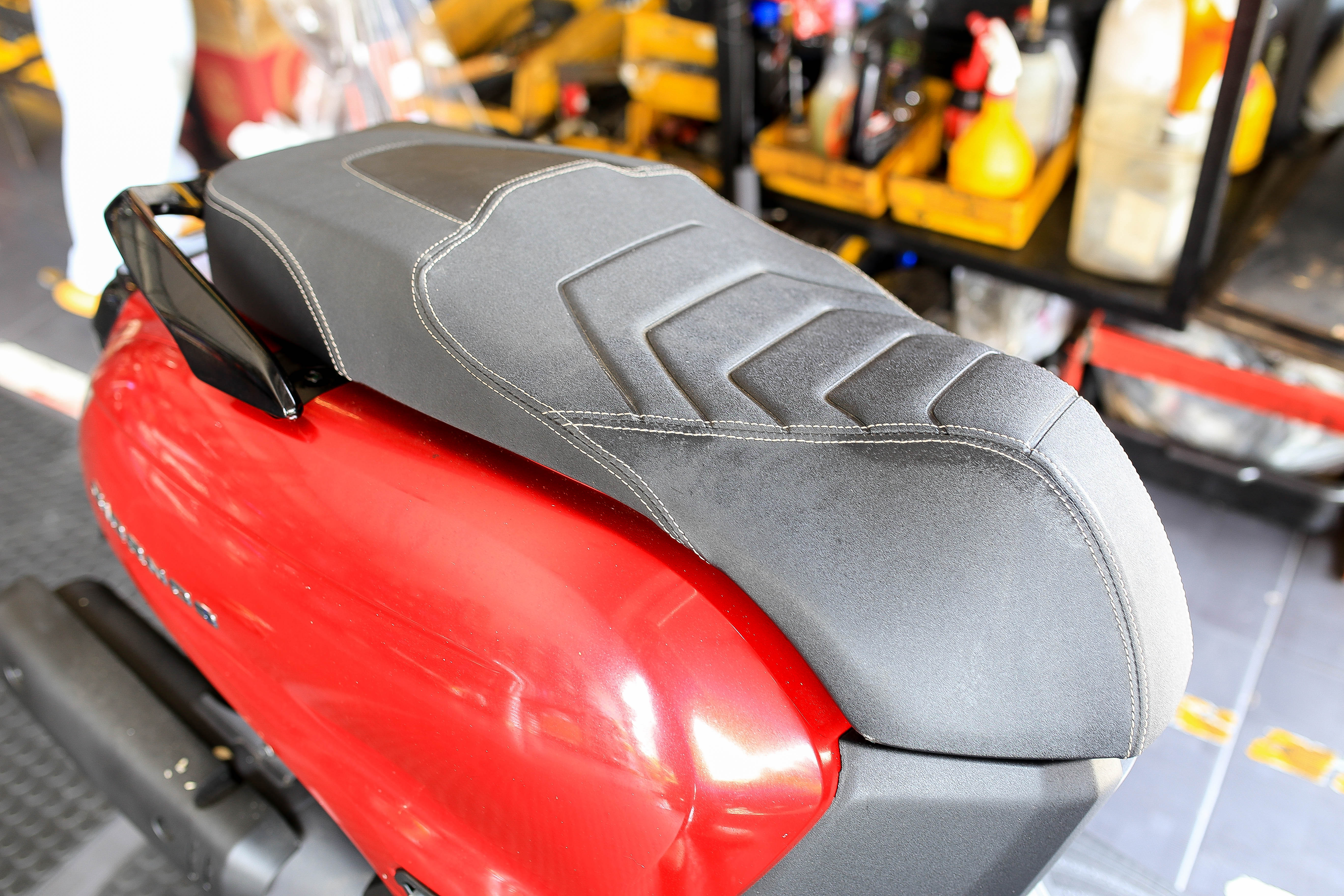 เบาะ Honda Giorno+ โครงเทียม หน่อยวัดด่าน มี 3 สีให้เลือก ดำด้ายแดง ดำด้ายดำ เบาะแดง