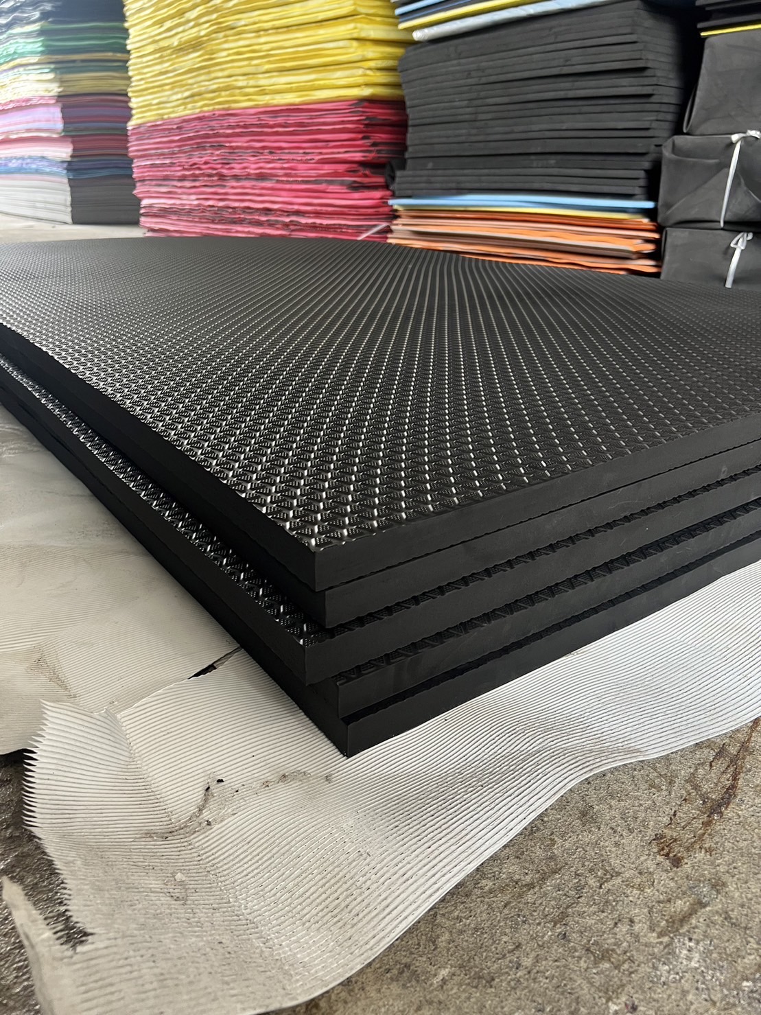 แผ่นยางสีดำ หนา 20mm. ขนาด 130x240cm.
