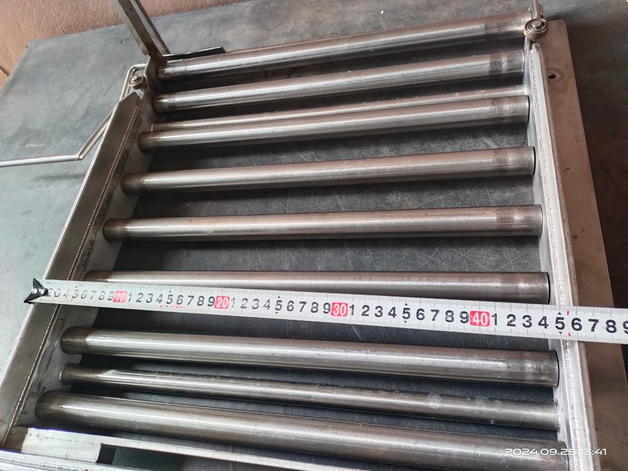 อุปกรณ์ใช้งานในโรงงาน เป็นลูกกลิ้ง ช่วยลำเลียงสิ่งของ วัสดุสแตนเลสทั้งชิ้น ขนาด 46x50 ซม. ลูกกลิ้งโต 27 ม.ม. สแตนเลสหนามาก น.น.รวม 17.8 ก.ก.