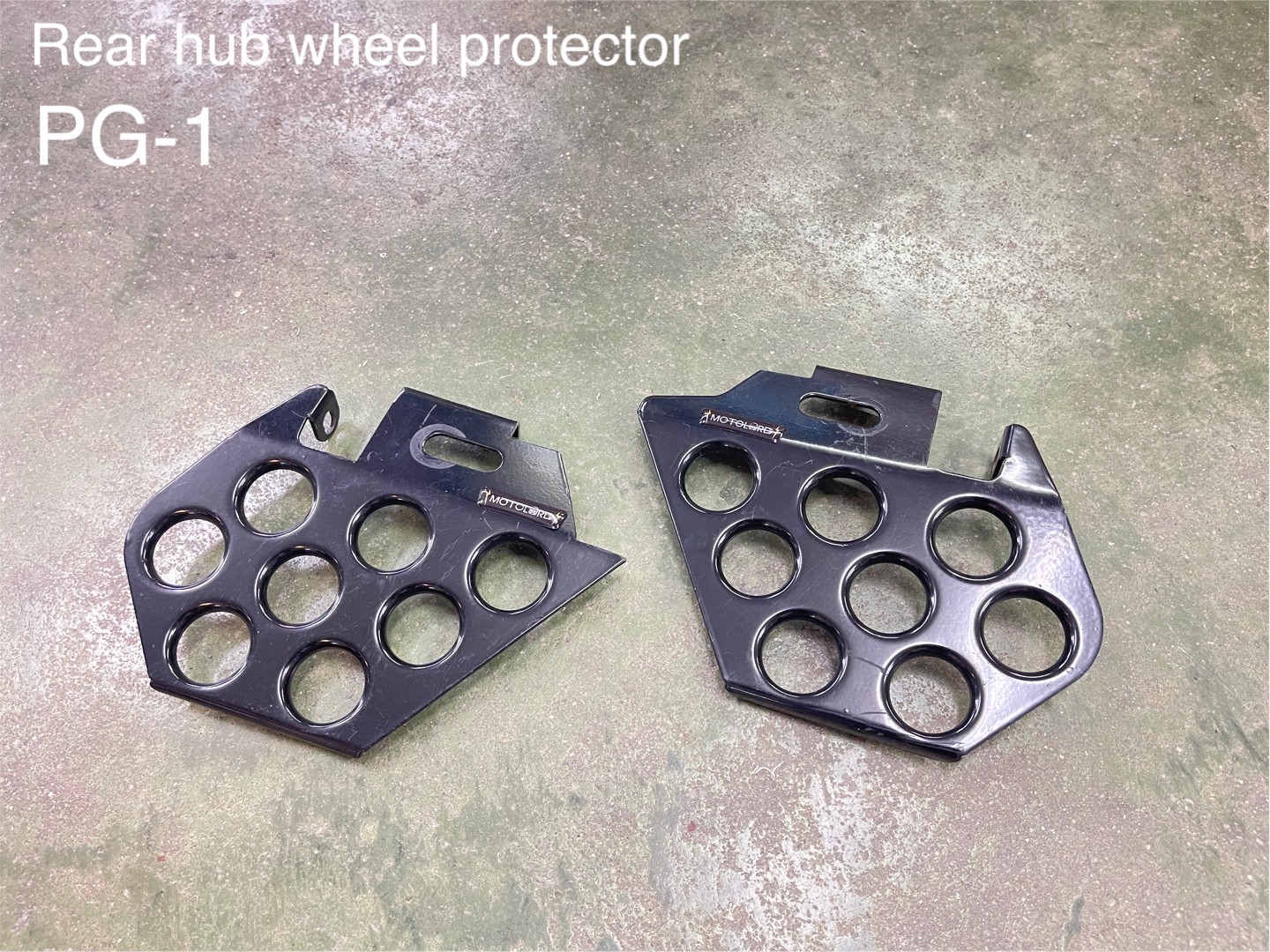 PG-1 1.) ครอบไฟหน้า Headlight cover. 1,590฿ 2.) ครอบไฟเบรค Rear brake light cover. 1,290฿ 3.) ชิวหน้า V1 Headbrand Windshield V1 1,590฿ 4.) กาบ อกบังหัวฉีด Side fairing cover. 1990฿ 5.) กันลาย V1 Mid frame protector. 1990฿ 6.) ชุดบังโคลนหน้าScrambler Full