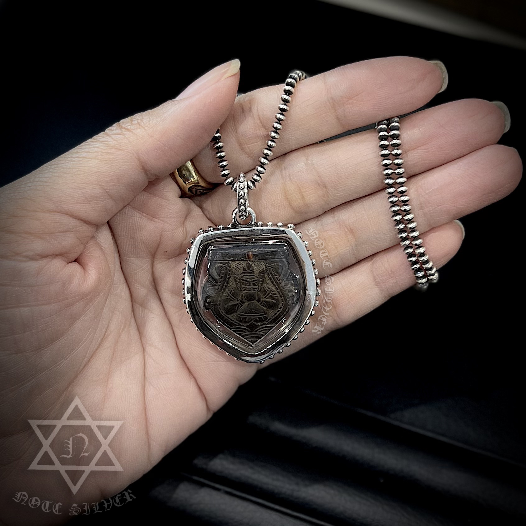 เลี่ยมเหรียญราหู จับขอบเงินแท้กรอบลายไข่ปลา พร้อมหูคล้องไข่ปลา Sterling Silver 925 NSSV3481