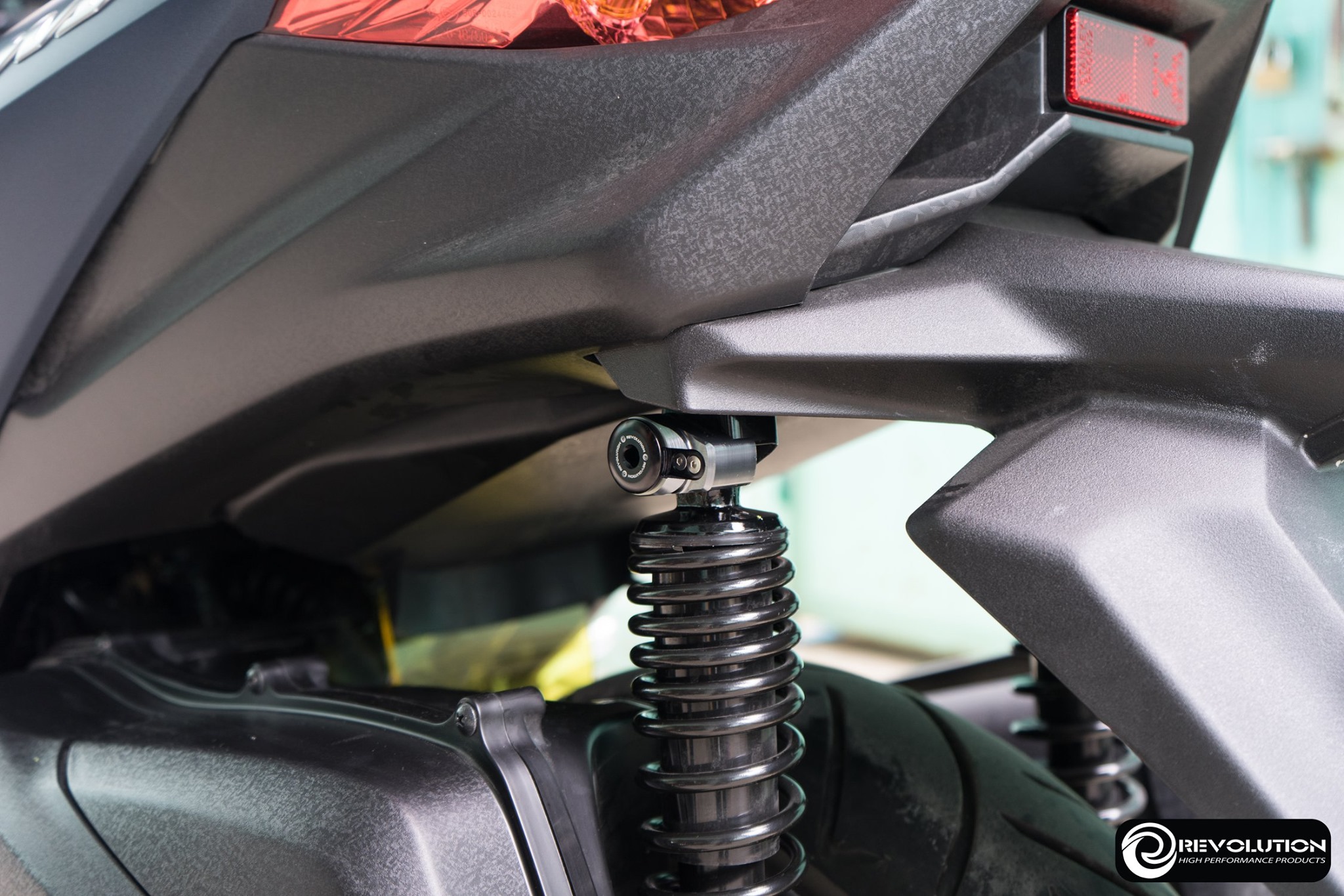 ตัวล๊อคกันขโมยโช๊ค REVOLUTION FORZA300-350 ,X-MAX 300 ,AEROX