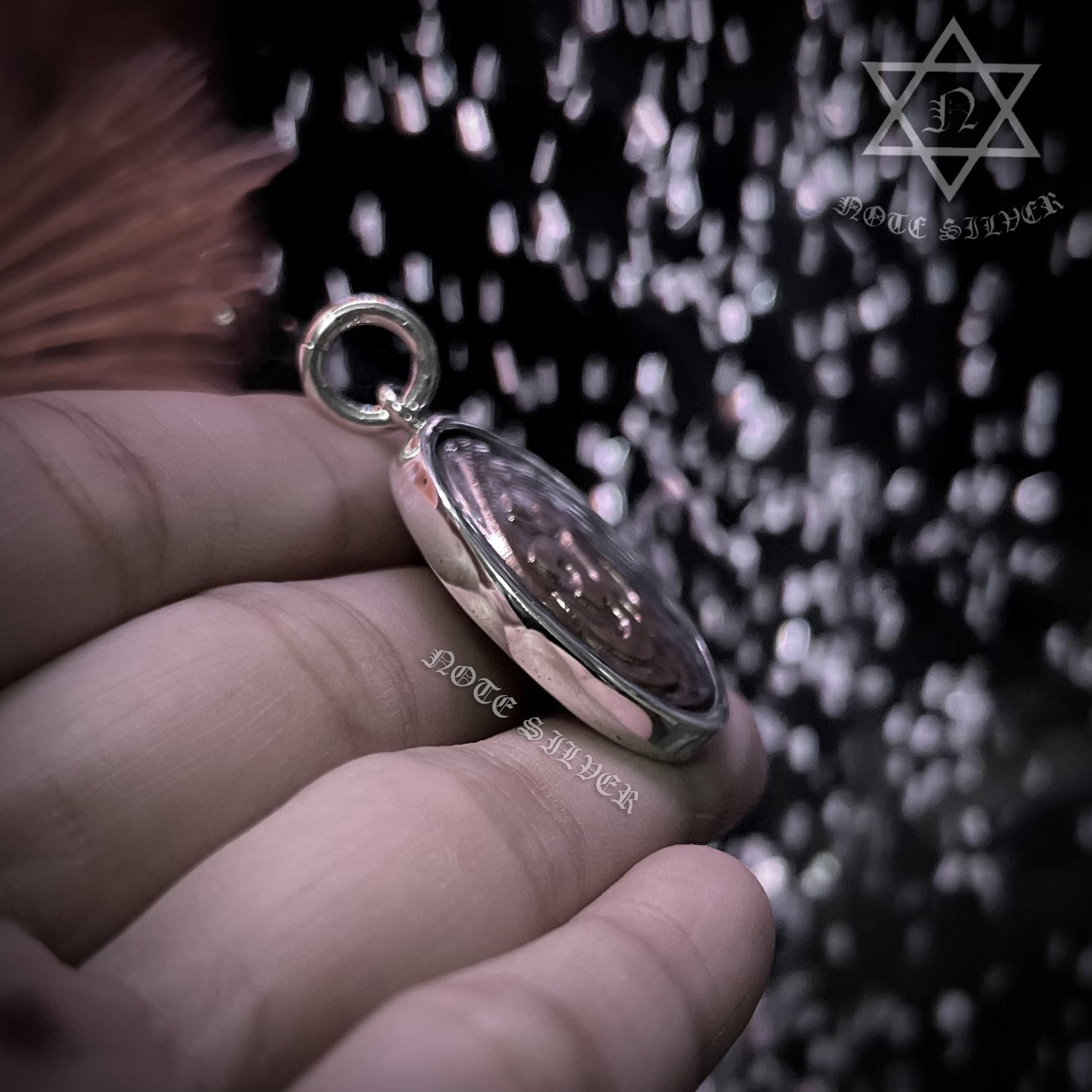 เหรียญพระพิฆเนศ เลี่ยมพระกรอบเงินแท้ จับขอบเรียบแบบเป็นสันเหลี่ยม Sterling Silver 925 NSSV3338