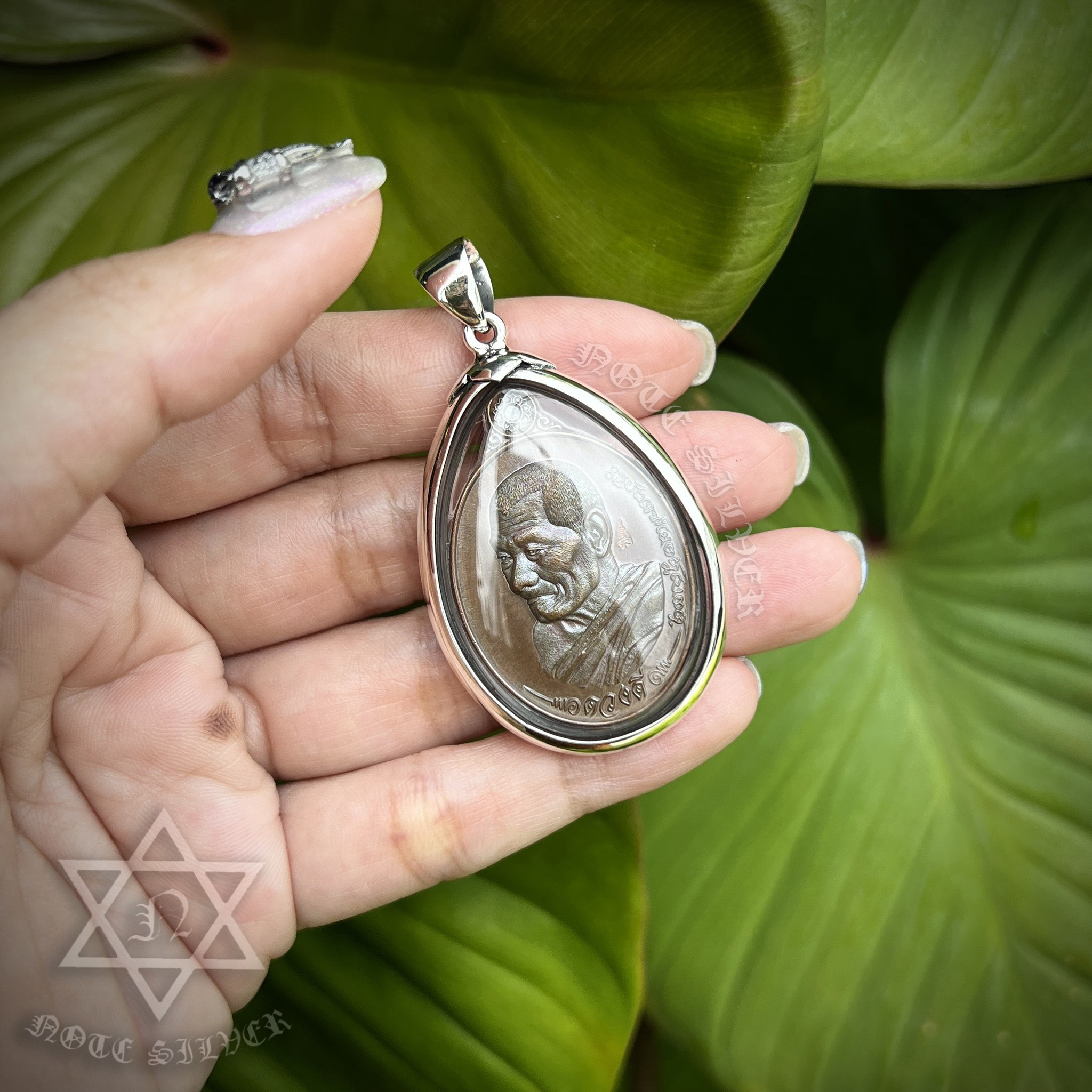 เหรียญหลวงปู่มหาศิลา สิริจันโท จ.กาฬสินธุ์ ๒๕๖๗ เลี่ยมจับขอบผ่าหวาย พลาสติกกันน้ำ Sterling Silver 925 NSSV3361