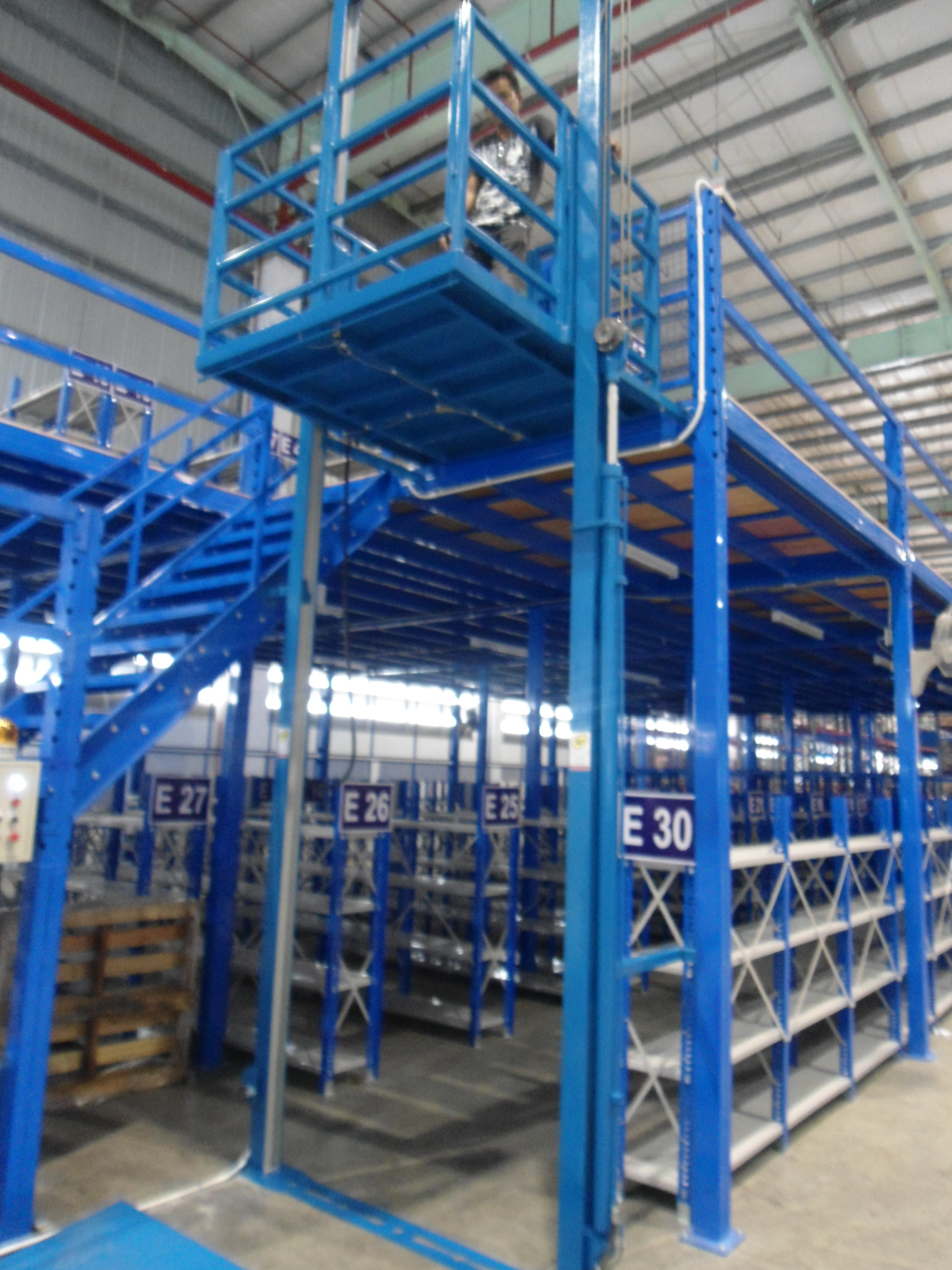 ลิฟท์ขนของ ลิฟท์ส่งของราคาโรงงาน บริษัทฯเป็นผู้ผลิตลิฟท์ เองจึงมีราคาถูก ติดตั้งพร้อมใช้งาน รับประกันสินค้า 1 ปี