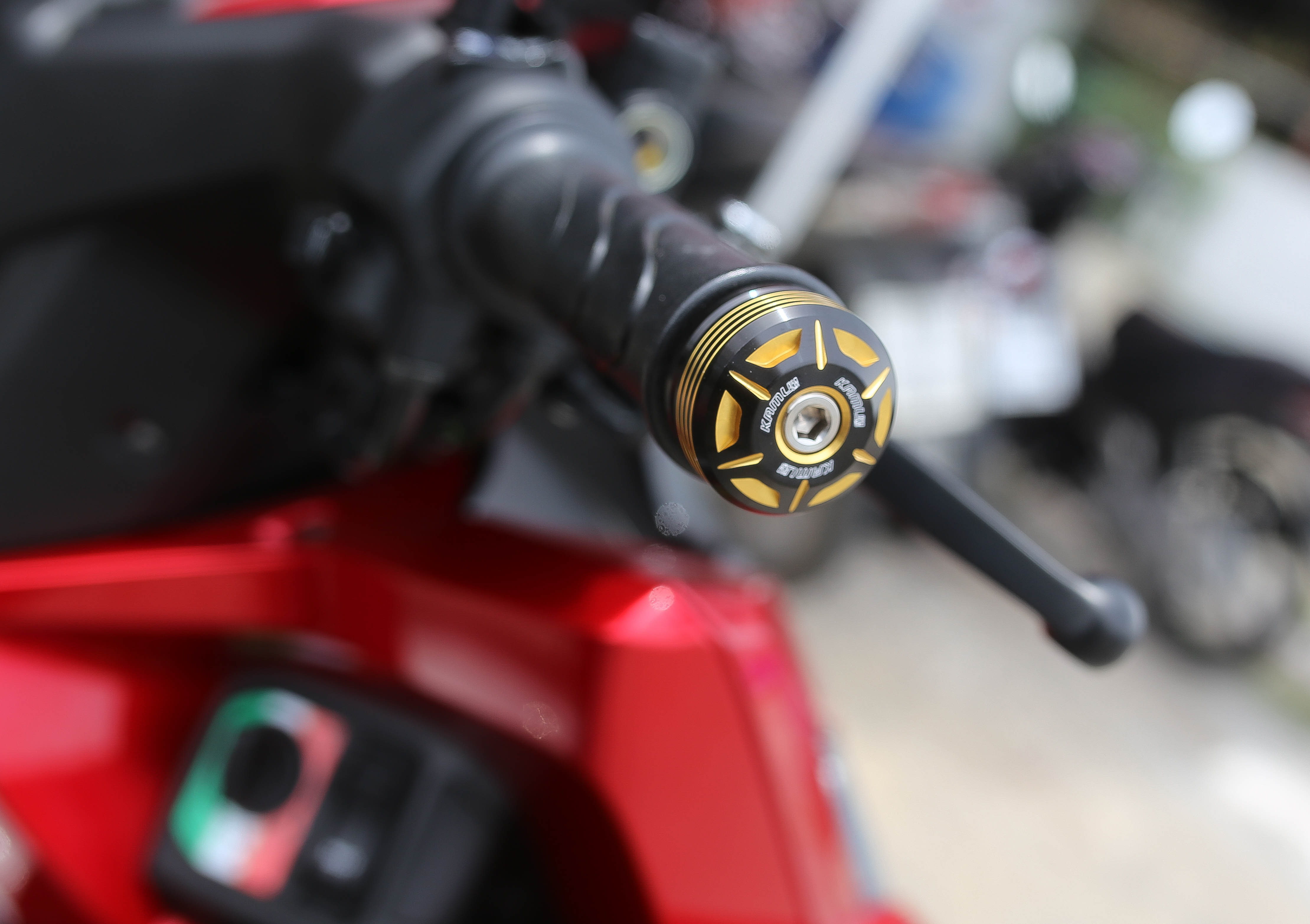 ปลายแฮนด์ KAMUI 2-Tone ตรงรุ่น Click-160 - งานตรงรุ่น ไม่ต้องแปลงรถ - งานไทยแท้ เกรดพรีเมี่ยม - ผลิตจากวัตถุดิบคุณภาพสูงด้วยเครื่องจักรที่ทันสมัย - มีความสวยงาม แข็งแรง ทนทาน ไม่มีไม่ได้แล้ว ราคาชุดละ 650 บาท