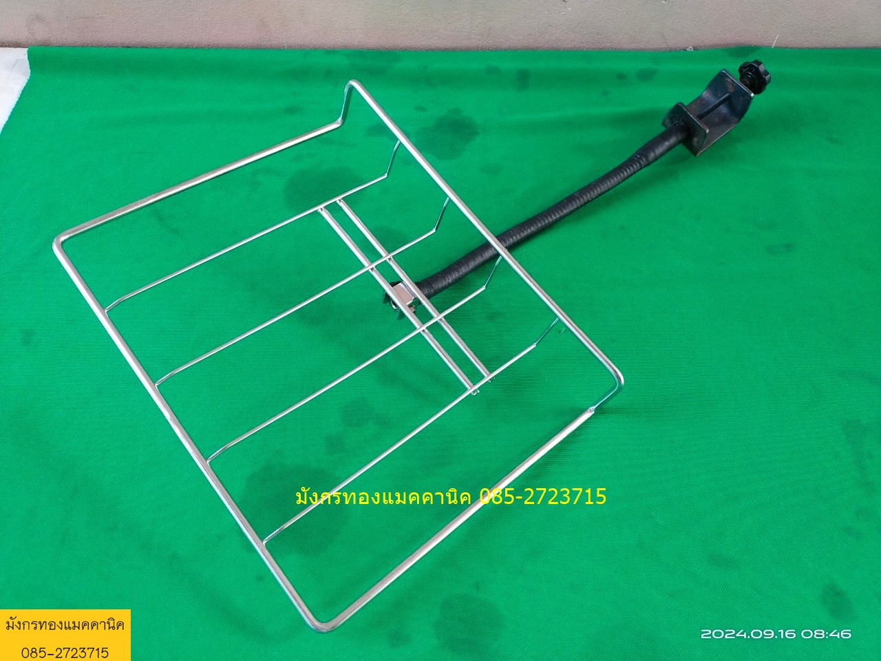 แป้นวางเอกสาร แป้นวางอุปกรณ์ติดกับโต๊ะเครื่องจักร แป้นวางสแตนเลสขนาด 23x25 ซ.ม. มีตัวล็อกโต๊ะ ขาโค้งงอได้ตามต้องการ