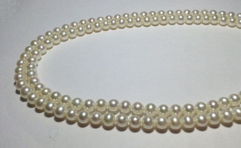 สร้อยคอไข่มุกแท้ 5-6 มิล กลม มีสีขาวและสีโอรส ร้อยแบบ 2 เส้น