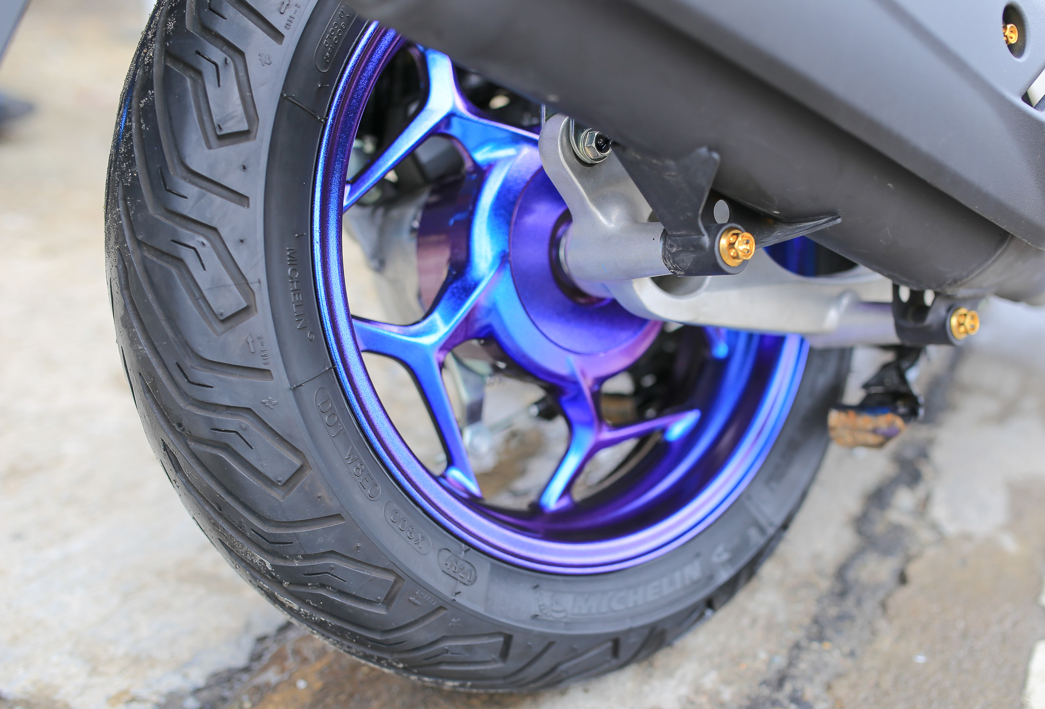 สับล้อสีม่วงเอฟเฟคพร้อมใส่ ราคา 2500 บาท สีทอง ราคา1800