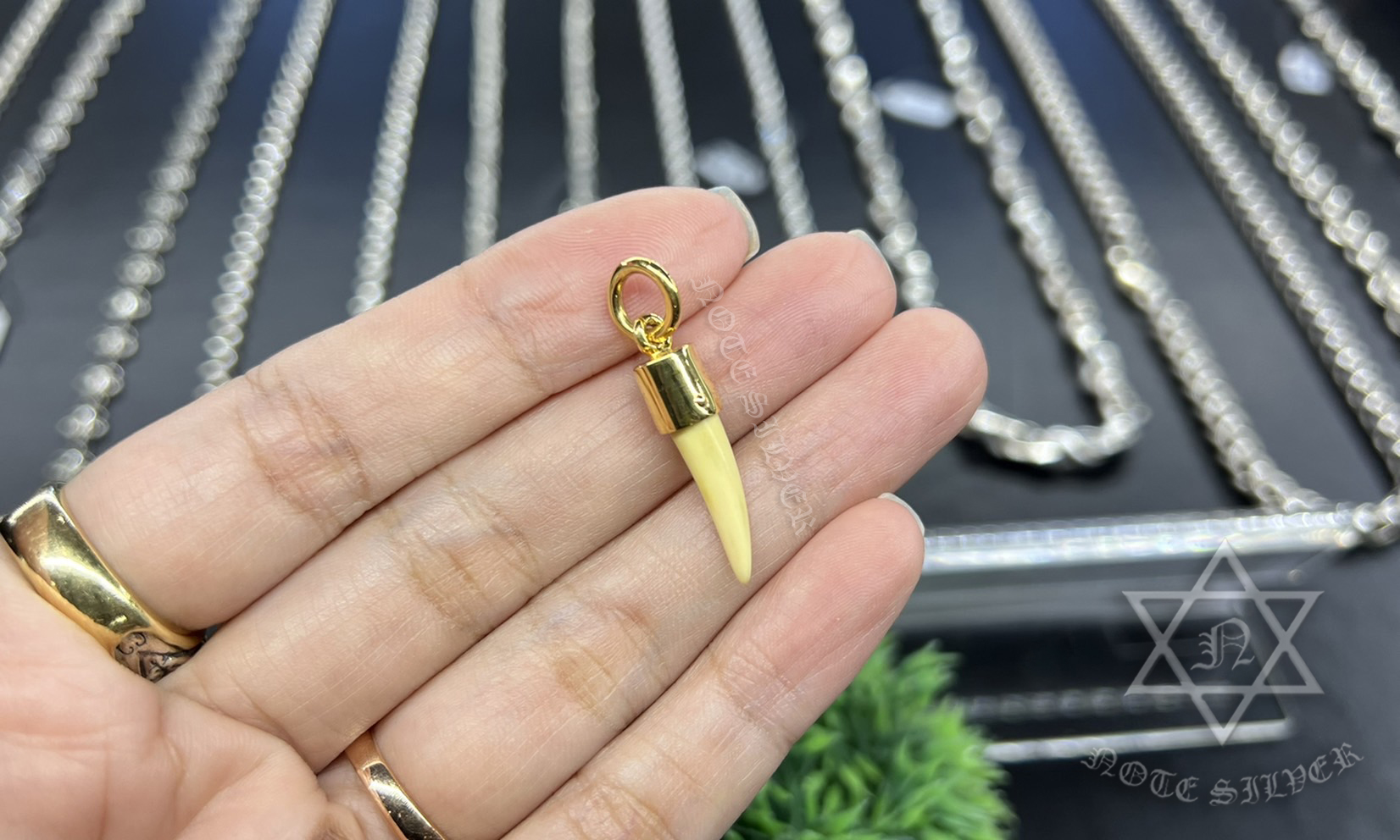 เลี่ยมจับห่วง ทอง 18K งาช้างแกะทรงเขี้ยว Gold