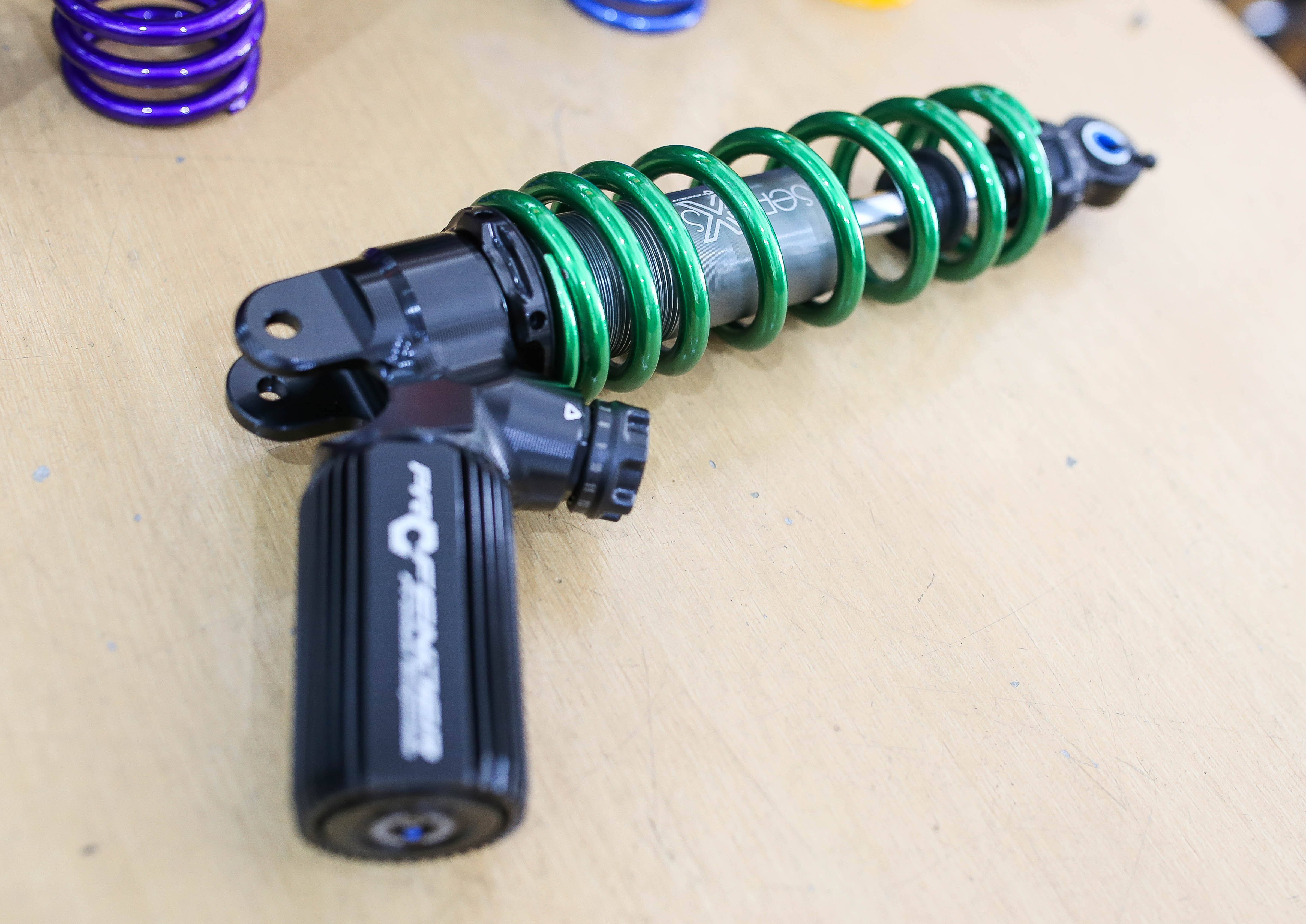 โช๊คสีสปริง profender สีพาวเดอร์โค๊ด โปรโมชั่น ลูกค้าซื้อโช๊คจากทางร้าน ซื้อสปริงสีเพิมเงิน300เท่านั้นครับ