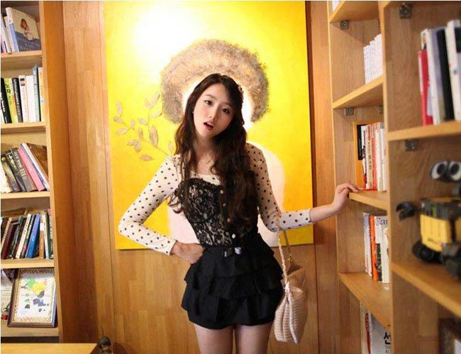 (พร้อมเสื้อตัวบน ผ้า Cotton+Spandex พิมพ์ลายจุด แต่งลูกไม้ + กระดุมหลอก สีขาว *ในรูปเป็นผ้าสีเบจพิมพ์ลายจุด แต่ของจริงเป็นสีขาวลายจุดดำนะ (Free Size)