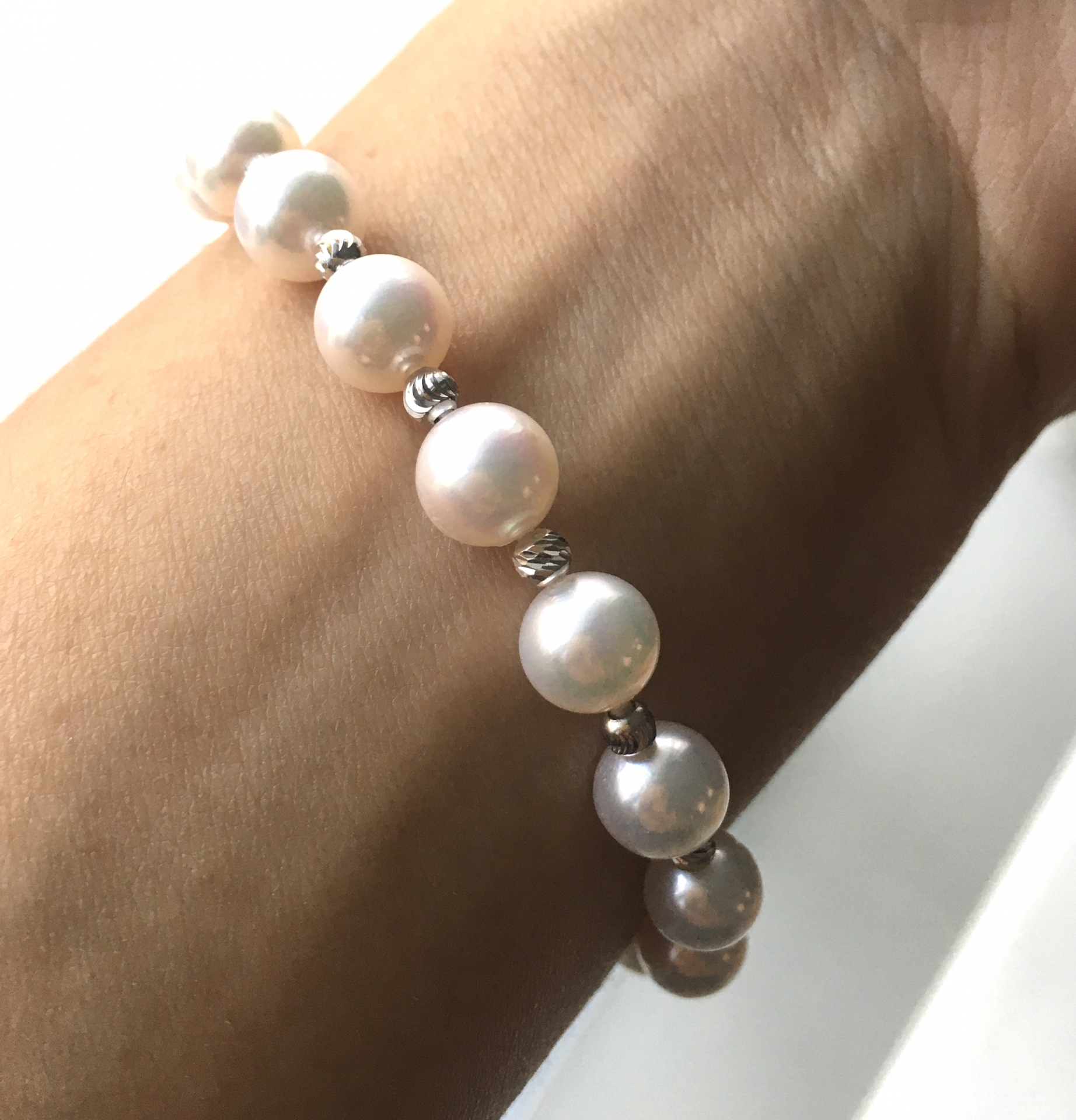 สร้อยข้อมือไข่มุกอะโกย่าญี่ปุ่นแท้ ขนาด 7-7.5 มิล ร้อยสลับเม็ดทองขาว 18K ตะขอ 14K