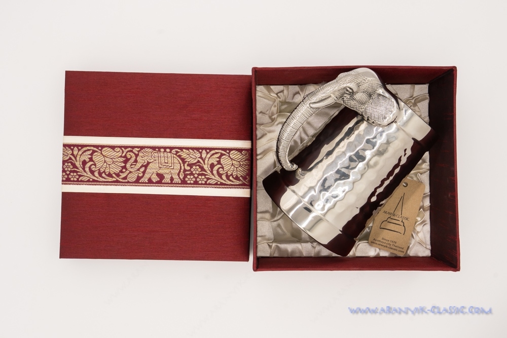 แก้วเบียร์ ด้ามจับช้าง พร้อมกล่องผ้าไหม