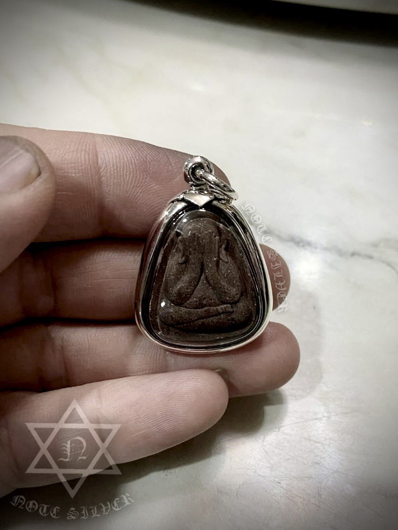 เลี่ยมพลาสติกกันน้ำ พร้อมจับขอบผ่าหวายเงินแท้ พระปิดตา Sterling Silver 925 NSSV3430