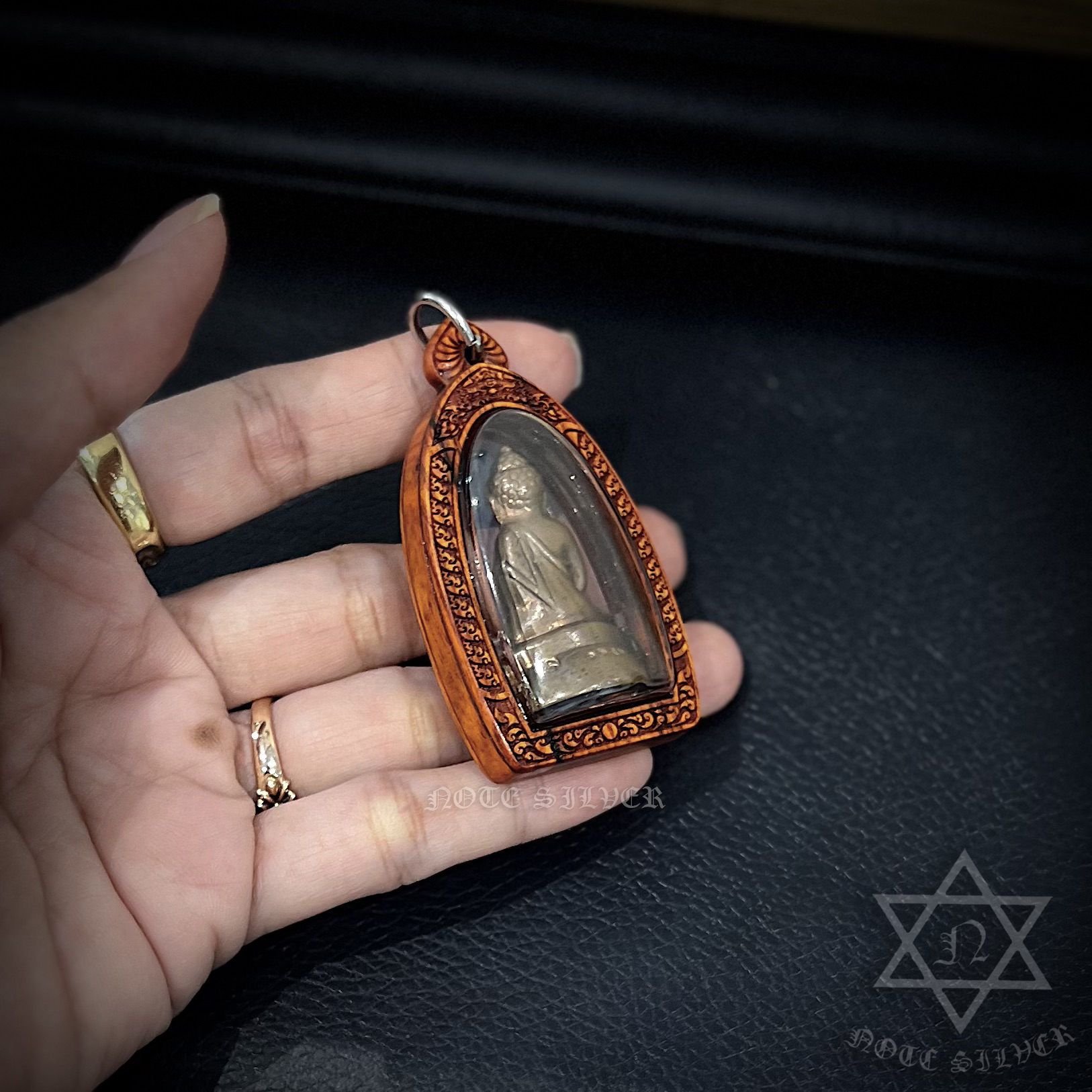 กรอบพระ ไม้มงคล เลี่ยมพลาสติกกันน้ำ NSBD3480