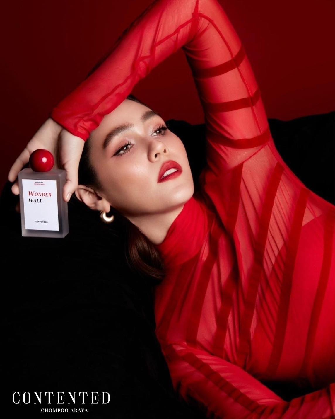 น้ำหอมแม่ชม สีแดง กลิ่น 𝑾𝒐𝒏𝒅𝒆𝒓 𝑾𝒂𝒍𝒍 CONTENTED BY CHOMPOO ARAYA พร้อมของแถม 4 ชิ้น