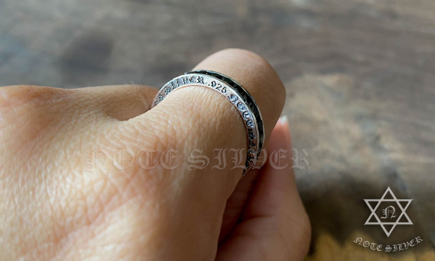 แหวนเงินแท้ นิล 2.2mm รอบวง ทรงกลม รมดำ เน้นอักษรชัดๆ Sterling Silver 925 NSRG2528