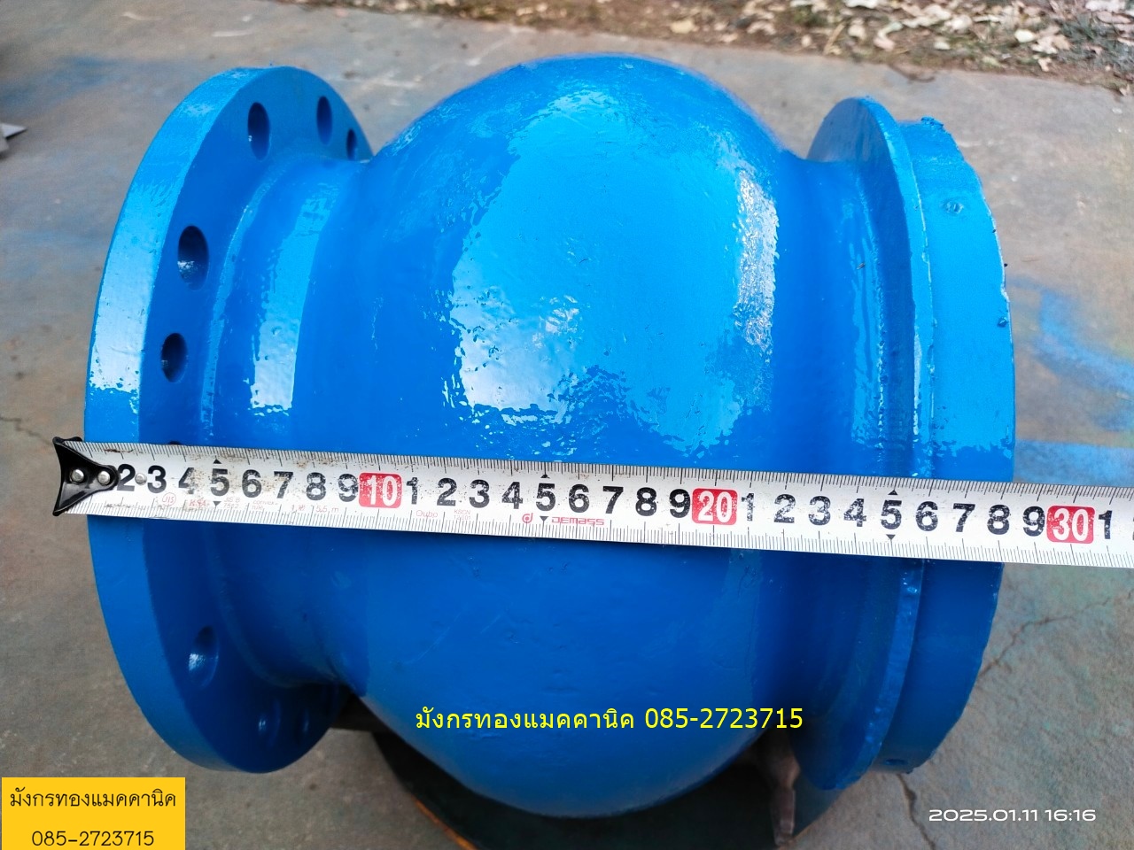 เช็ควาล์วหน้าแปลนแบบแนวตั้ง ขนาด 8 นิ้ว เป็นวาล์วชนิดปิดกั้นให้น้ำไหลไปในทิศทางเดียว ติดตั้งได้เฉพาะแนวตั้งเท่านั้น (ทางน้ำออก) การทำงานของวาล์วประเภทนี้ จะเป็นไปโดยอัตโนมัติ โดยที่น้ำจะไหลผ่านวาล์ว และลิ้นของวาล์วจะปิดกั้นทันทีที่น้ำหยุดเพื่อป้องกันความเ