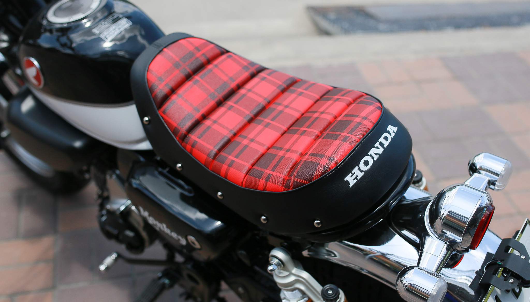 เบาะแต่ง หน่อยวัดด่าน ทรงเตี้ย Honda Mankey 125 ลายสก็อตแดง ราคา2800