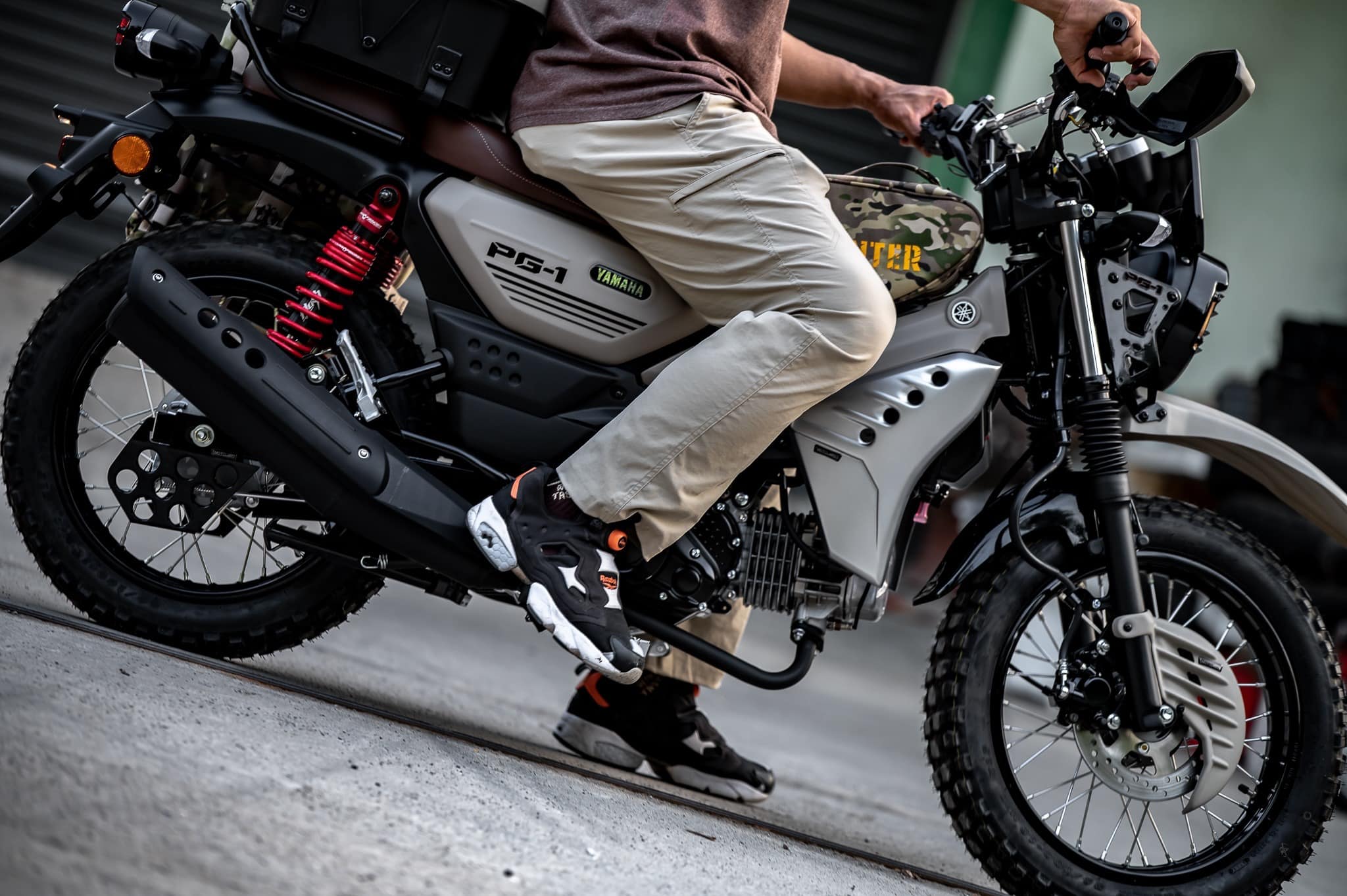 PG-1 1.) ครอบไฟหน้า Headlight cover. 1,590฿ 2.) ครอบไฟเบรค Rear brake light cover. 1,290฿ 3.) ชิวหน้า V1 Headbrand Windshield V1 1,590฿ 4.) กาบ อกบังหัวฉีด Side fairing cover. 1990฿ 5.) กันลาย V1 Mid frame protector. 1990฿ 6.) ชุดบังโคลนหน้าScrambler Full