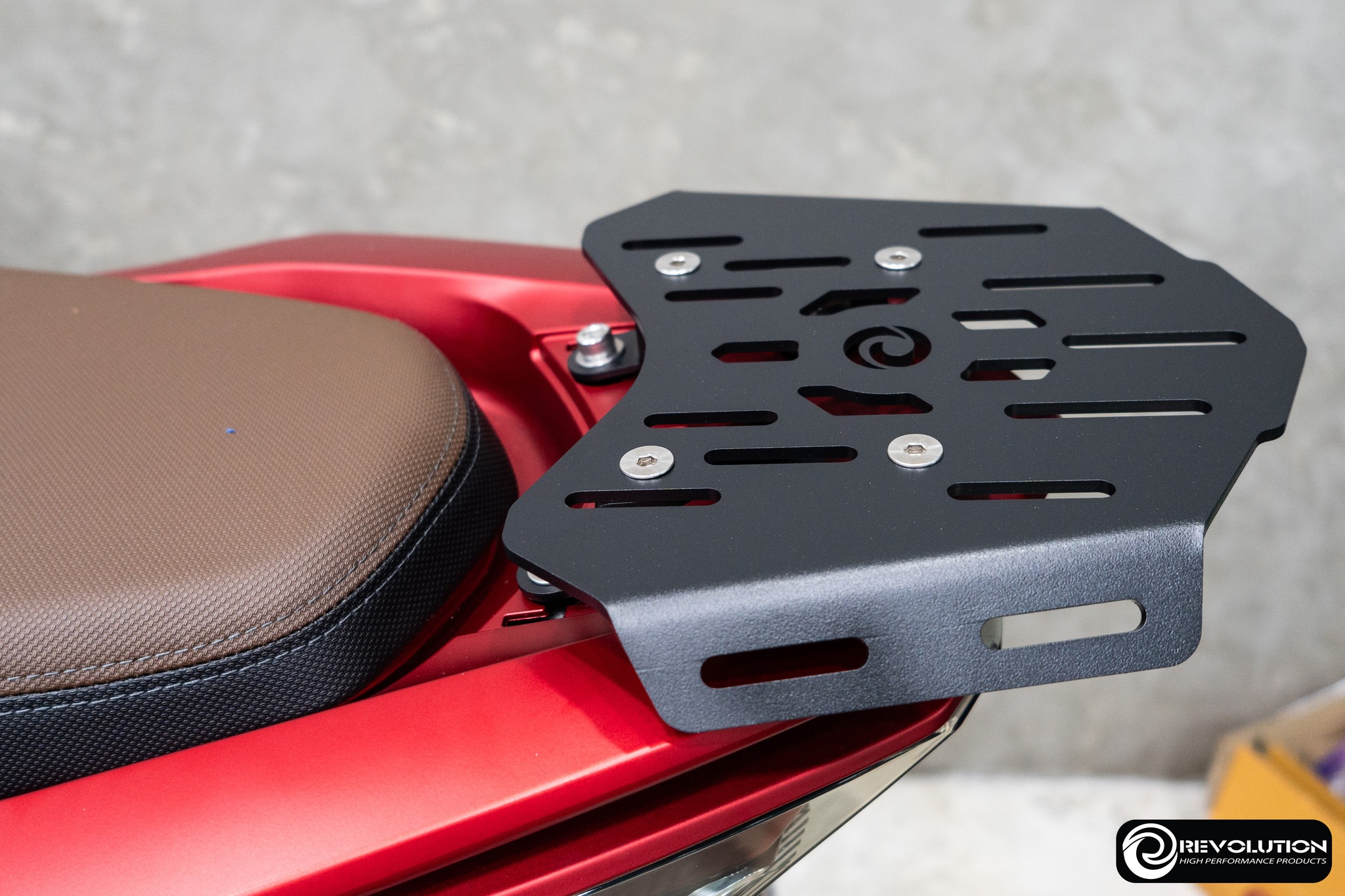 แผ่นรองกล่องท้ายเบาะ 2D (พร้อมขาตัดพับ) REVOLUTION PCX-160 NEW2025- ดำ ราคา 1,500 บาท/ชุด