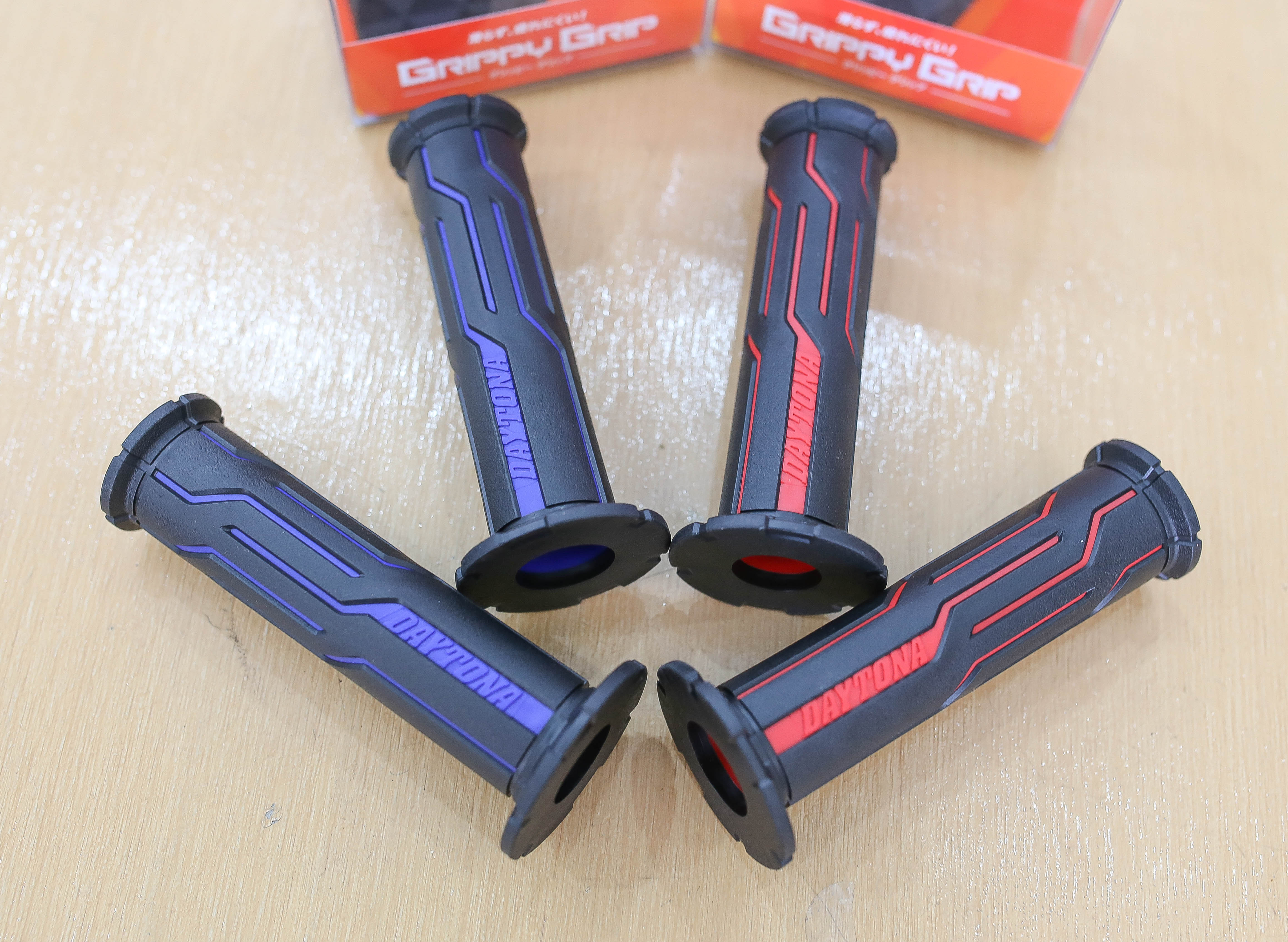 ปลอกแฮนด์ ปลอกมือ Daytona ของแท้จากญี่ปุ่น ปลอกแฮนด์ Daytona แท้ รุ่น GG-D-Line + ยาว 125 มม. + รูแฮนด์ ซ้าย 22 มม. ขวา 25 มม. + เป็นรุ่นปลายแฮนด์เปิด