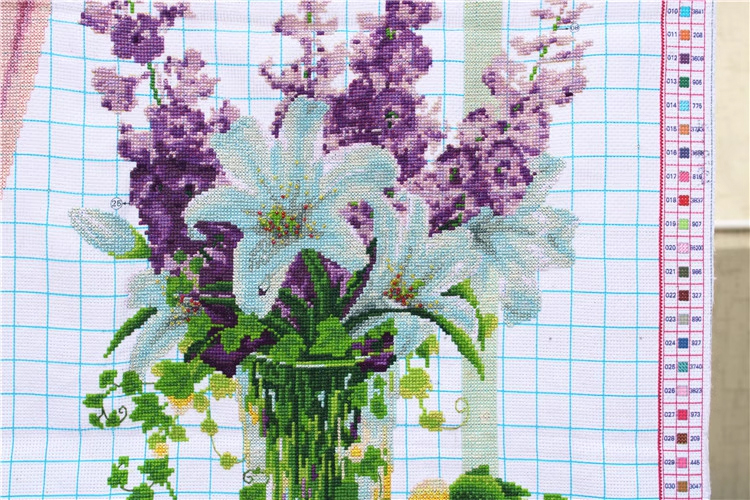 lily-1007 *สินค้าหมด* ชุดปักครอสติช ลายแจกันช่อลิลลี่ (ไม่มีเดินเส้น ผ้า11CTพิมพ์ลาย ปัก 3 เส้นเล็ก) ขนาด 50*65 ซม.ผ้าครอสติช 11CTพิมพ์ลายปักบนผ้า ไหมคอตตอน 32 สี ผังลาย เข็ม