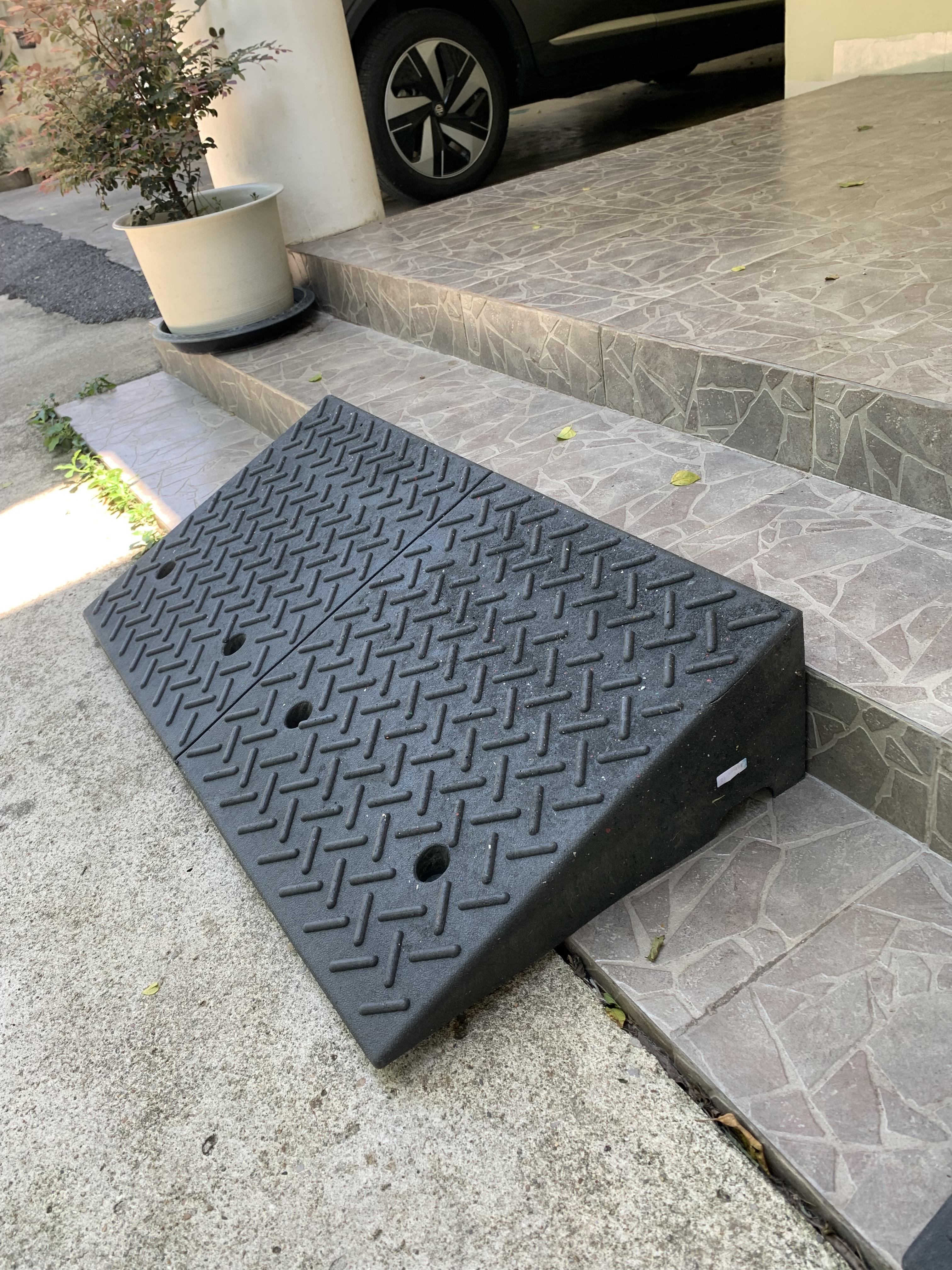 ทางลาดยางปีนฟุตบาท สูง 19 เซนติเมตร ลึก 50 เซนติเมตร ยาว 100 เซนติเมตร หนัก 17 kg - Rubber Ramp 19x50x100cm 11 kg
