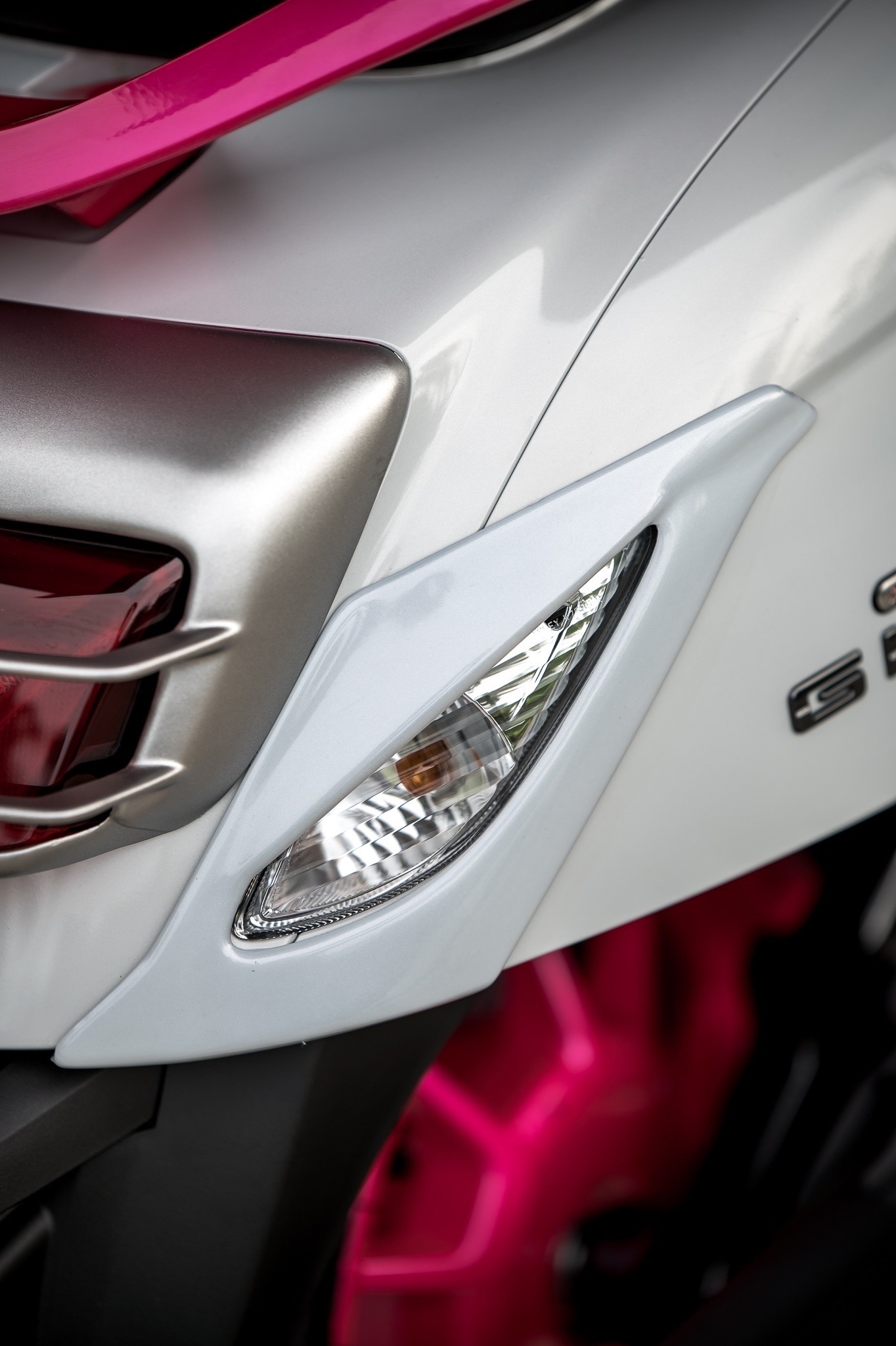 ครอบไฟเลี้ยวหลัง 1350฿ ( สีตามตัวรถ )