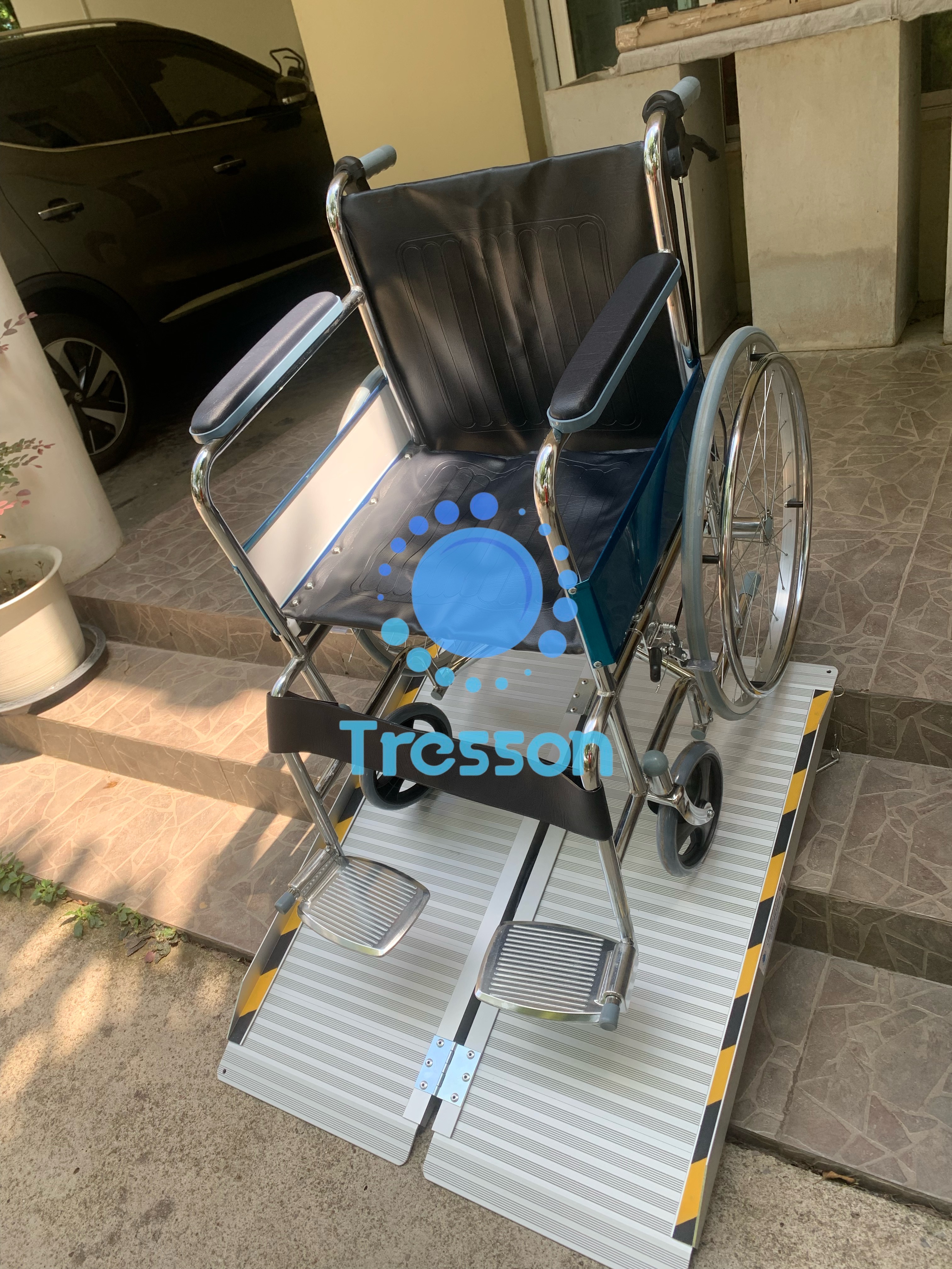 รถเข็นผู้ป่วย แบบธรรมดา รุ่นTS02 พับเก็บได้ สเปค ร.พ. โครงเหล็กชุบโครเมี่ยม ขนาด กxลxส 64x106x85cm.ระบบเบรกมือและเบรกห้ามล้อ