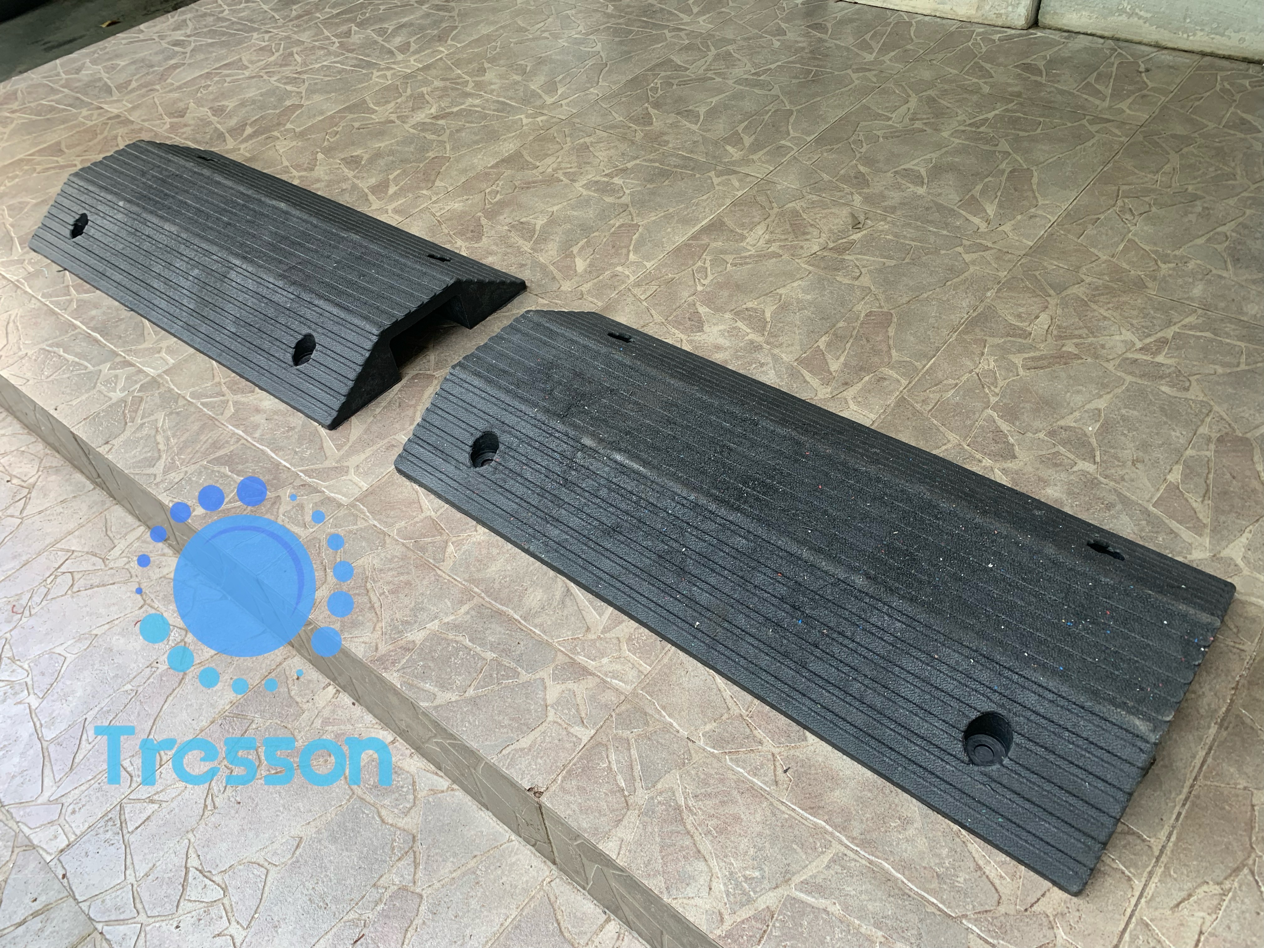 ทางลาดยางครอบท่อ ครอบสายไฟ ข้ามธรณีประตู สูง 8 ซม. กว้าง 40 ซม. ยาว 80 ซม(ด้าน) ขนาดช่อง 12x6 cm-นน.7 kg รับนน.สูงสุด700kg. Rubber Wire Cover Ramp 8x40x80 cm 13 kg