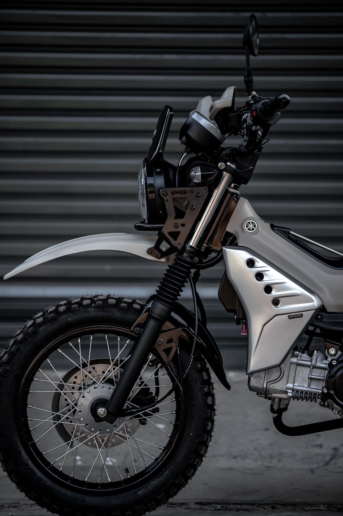 PG-1 1.) ครอบไฟหน้า Headlight cover. 1,590฿ 2.) ครอบไฟเบรค Rear brake light cover. 1,290฿ 3.) ชิวหน้า V1 Headbrand Windshield V1 1,590฿ 4.) กาบ อกบังหัวฉีด Side fairing cover. 1990฿ 5.) กันลาย V1 Mid frame protector. 1990฿ 6.) ชุดบังโคลนหน้าScrambler Full