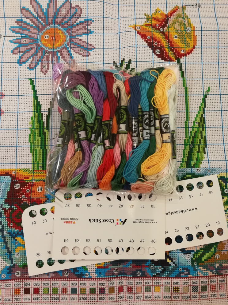 vase-1015 *พร้อมส่ง* ชุดปักครอสติช ลายกระถางดอกไม้หลากสี (ไม่มีเดินเส้น ไม่มีผังลาย พิมพ์ผังลายบนผ้าเลย ผ้า11CTพิมพ์ลาย ปัก 3 เส้นเล็ก) ขนาด 70*50 ซม.ผ้าครอสติช 11CTพิมพ์ลายปักบนผ้า+ไหมคอตตอน 45 สี+เข็ม