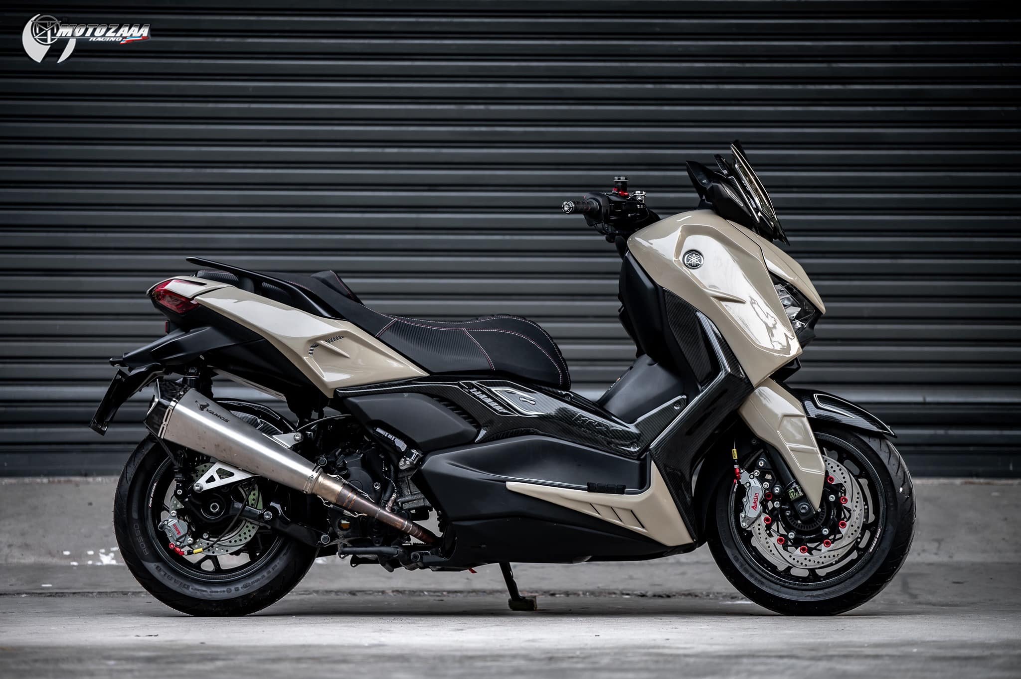 Xmax300 Body kit MotozAAA Body kit 1). ครอบหน้ากากหน้า Front fairing cover 1500฿ 2). ครอบกาบอกซ้าย-ขวา Big side fairing cover 2790฿ 3). ครอบบังโคลนหน้า Front fender cover แบบ3ชิ้น (ชุดเต็ม ) 2100 แบบ2ชิ้น (ข้าง R/L ) 1490฿ ( ลายเคฟล่า +250฿ ) 4). ครอบปีกข