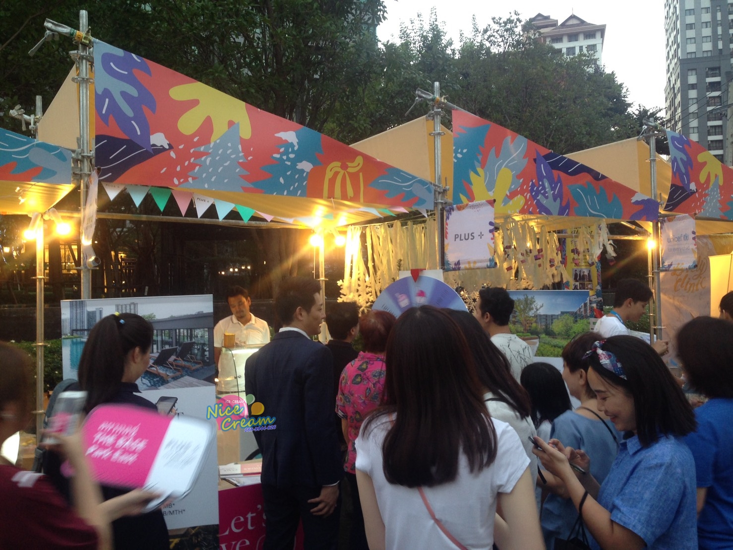 อกงานแจกไอศครีมในนาม บริษัท พลัส พร็อพเพอร์ตี้ จำกัด @ Habito mall วันที่ 16-17 ธ.ค. 2560 งาน Sansiri Market Fest