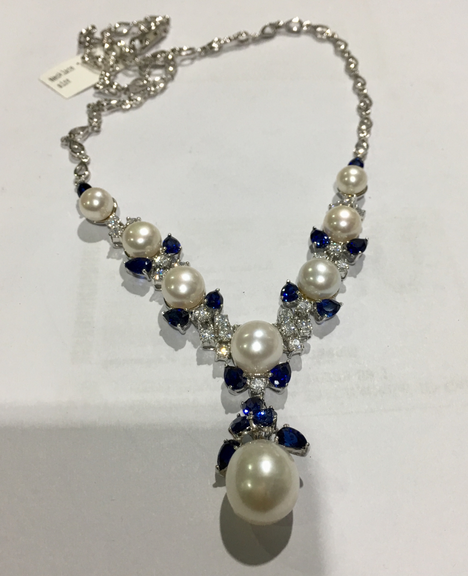 สร้อยคอไข่มุกแท้ แบบขึ้นตัวเรือน ประดับด้วยเพชรสวิท