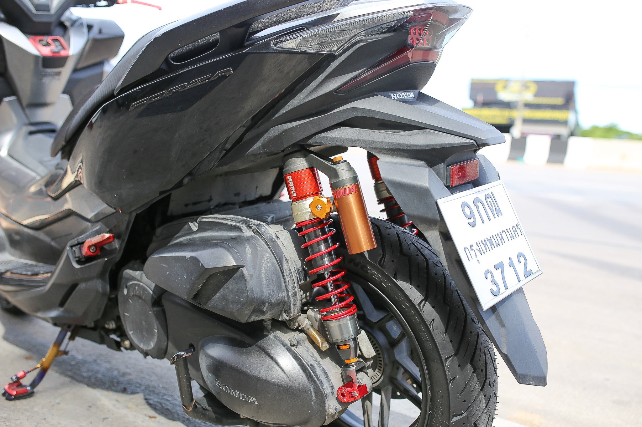 โช๊คอัพหลัง SHOWA FORZA 300-350 X-MAX 300