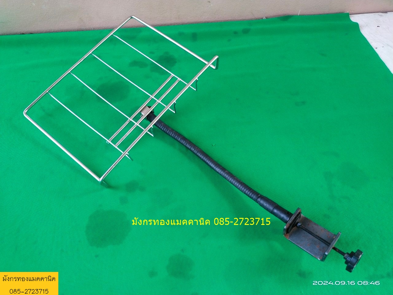แป้นวางเอกสาร แป้นวางอุปกรณ์ติดกับโต๊ะเครื่องจักร แป้นวางสแตนเลสขนาด 23x25 ซ.ม. มีตัวล็อกโต๊ะ ขาโค้งงอได้ตามต้องการ