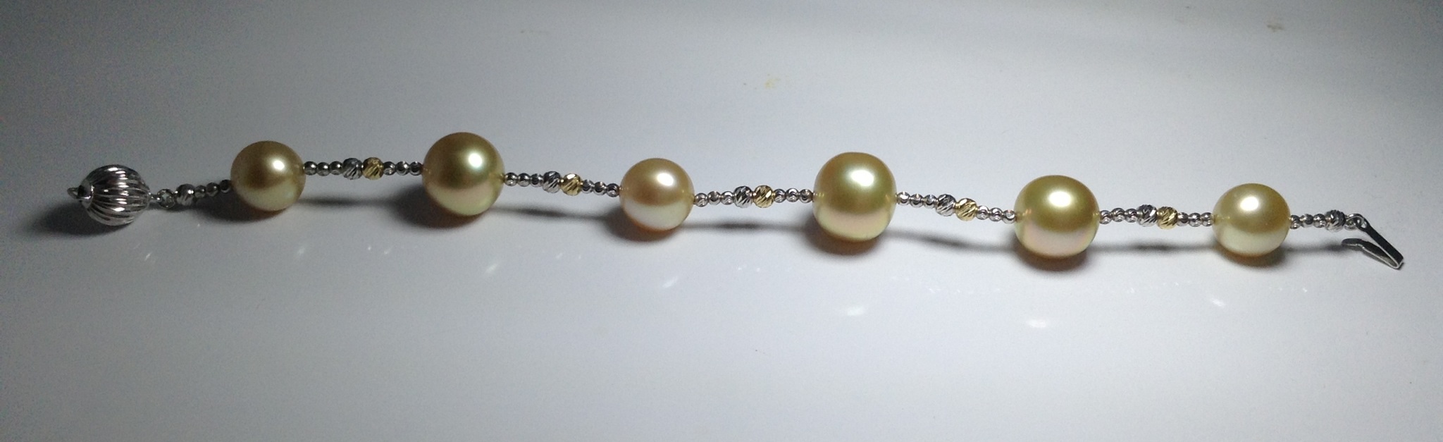 สร้อยข้อมือไข่มุก south sea 9-10 มิล และ 11-12 มิล สีทอง ร้อยสลับกับเม็ดทองขาว 18k